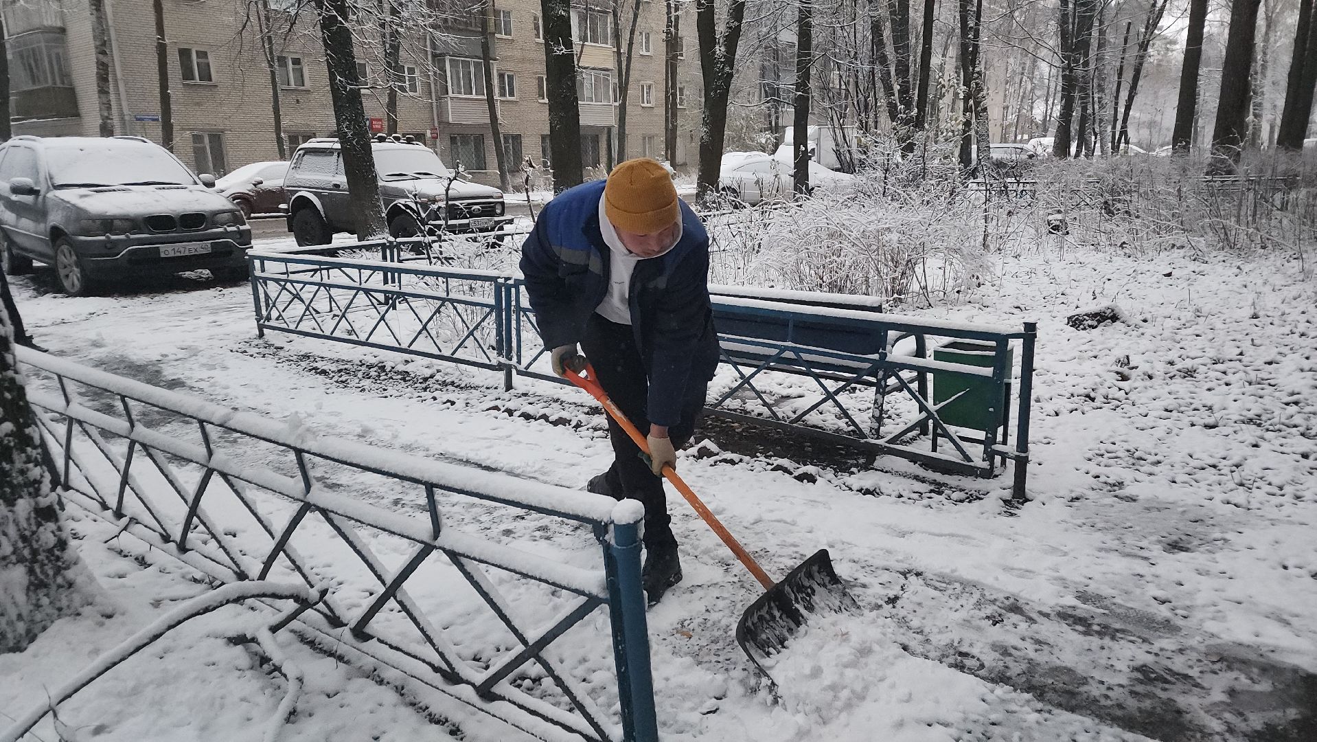 пушкино, первый снег, уборка снега, трактор, рабочие, лопаты, погода, вертикалки