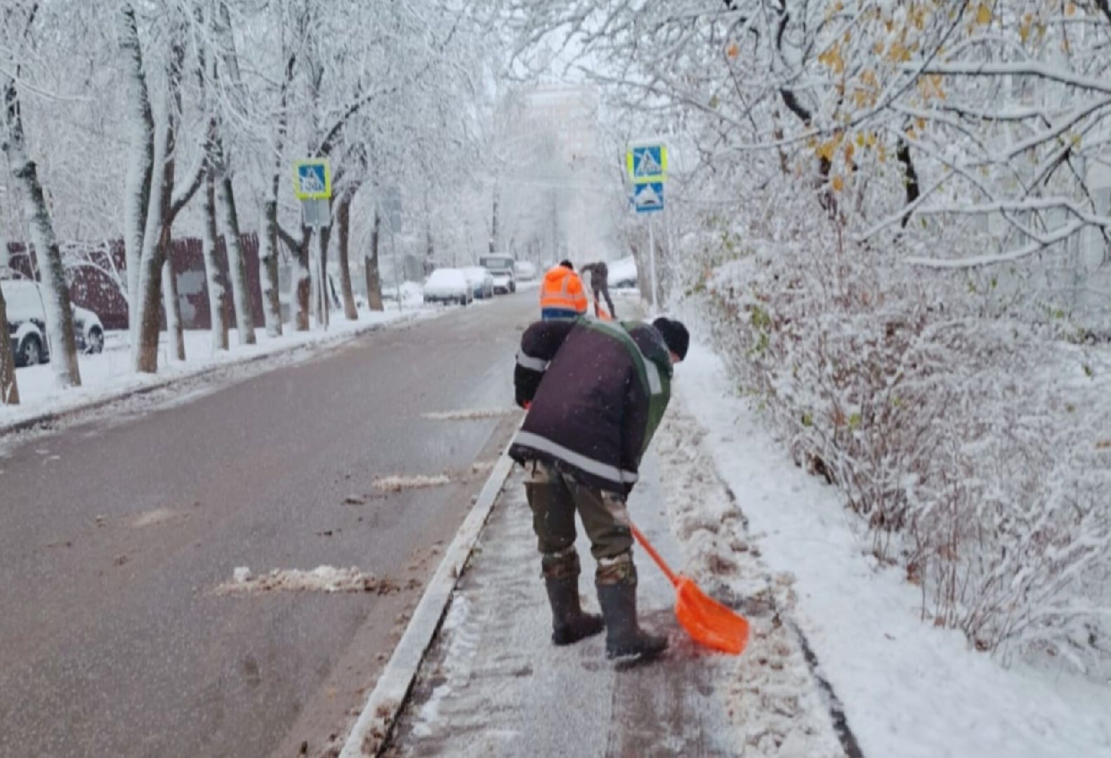 Звенигород, уборка городских территорий, жкх,Вертикалка, вертикальное видео, Снег, Уборка снега, Первый снег, Коммунальщики,
