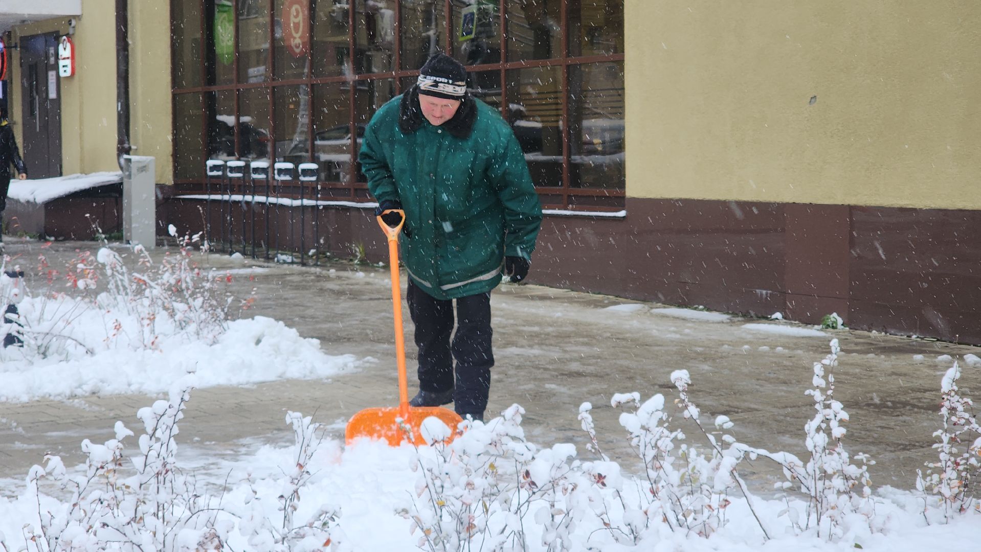 Звенигород, уборка городских территорий, жкх,Вертикалка, вертикальное видео, Снег, Уборка снега, Первый снег, Коммунальщики,