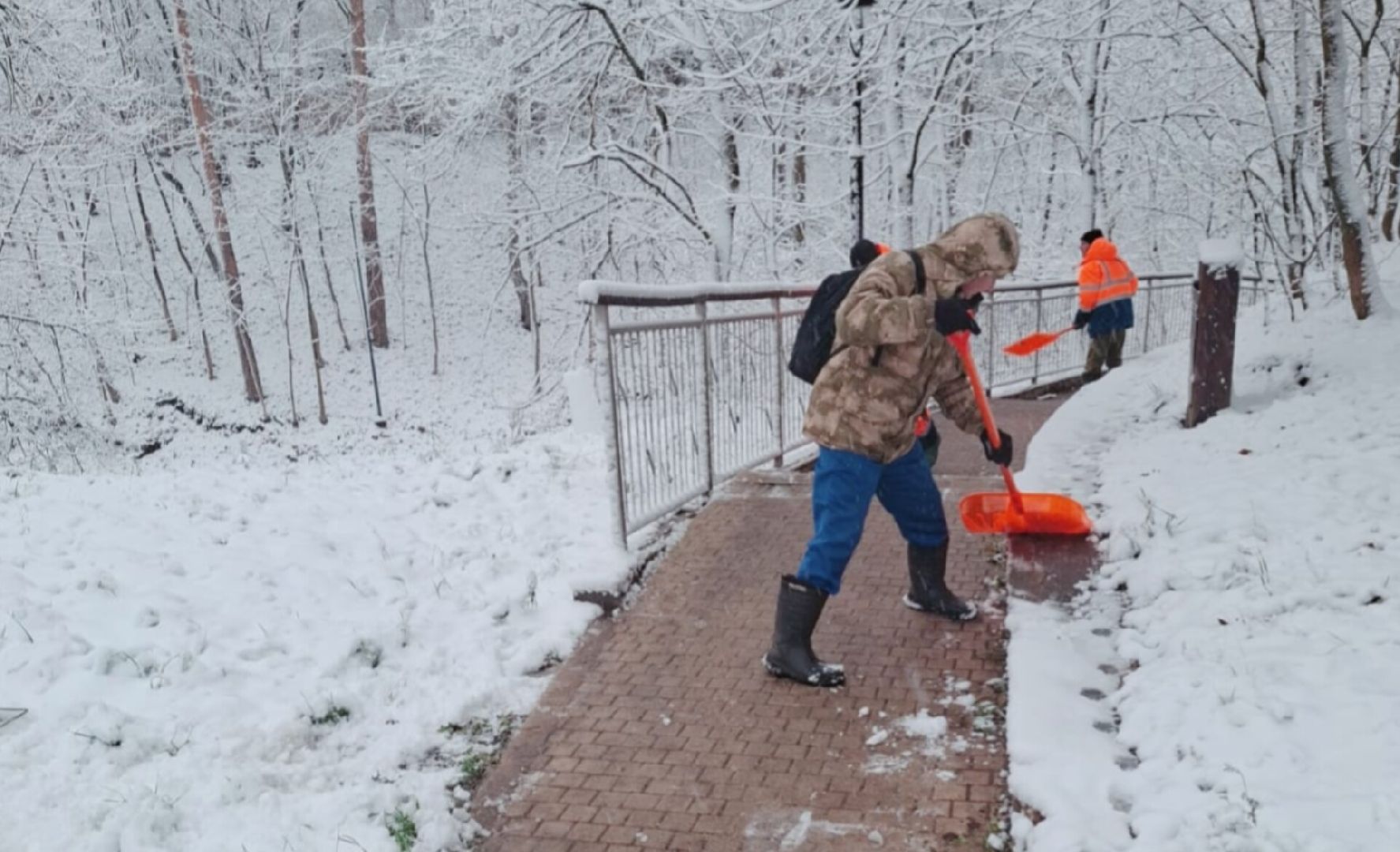 Звенигород, уборка городских территорий, жкх,Вертикалка, вертикальное видео, Снег, Уборка снега, Первый снег, Коммунальщики,