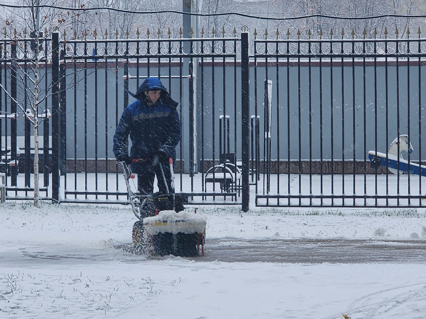 вертикалки, убирают снег,