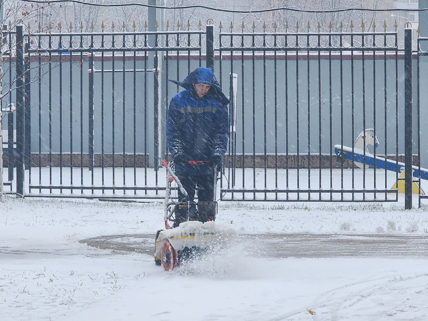вертикалки, убирают снег,