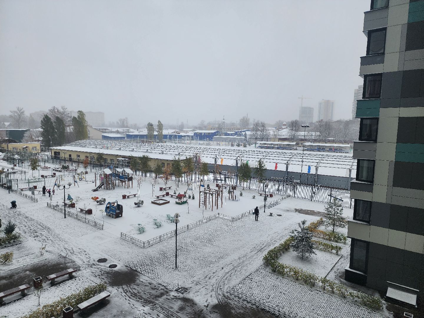 вертикалки, убирают снег,