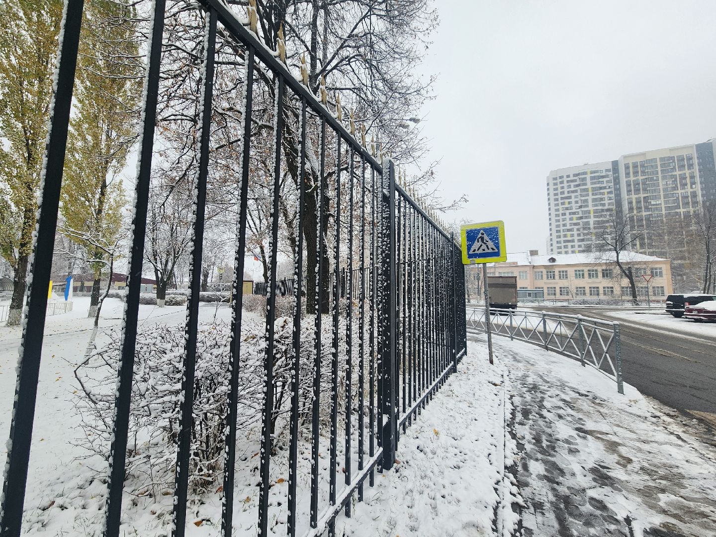 вертикалки, убирают снег,