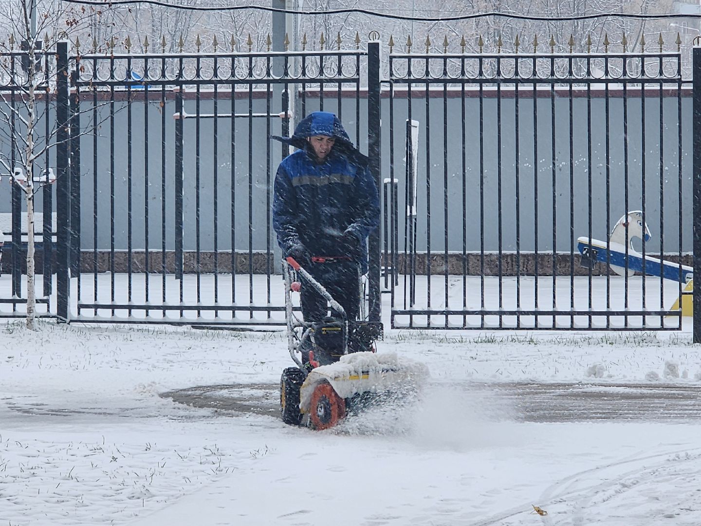 вертикалки, убирают снег,