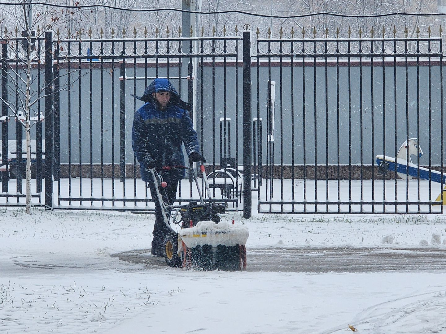 вертикалки, убирают снег,