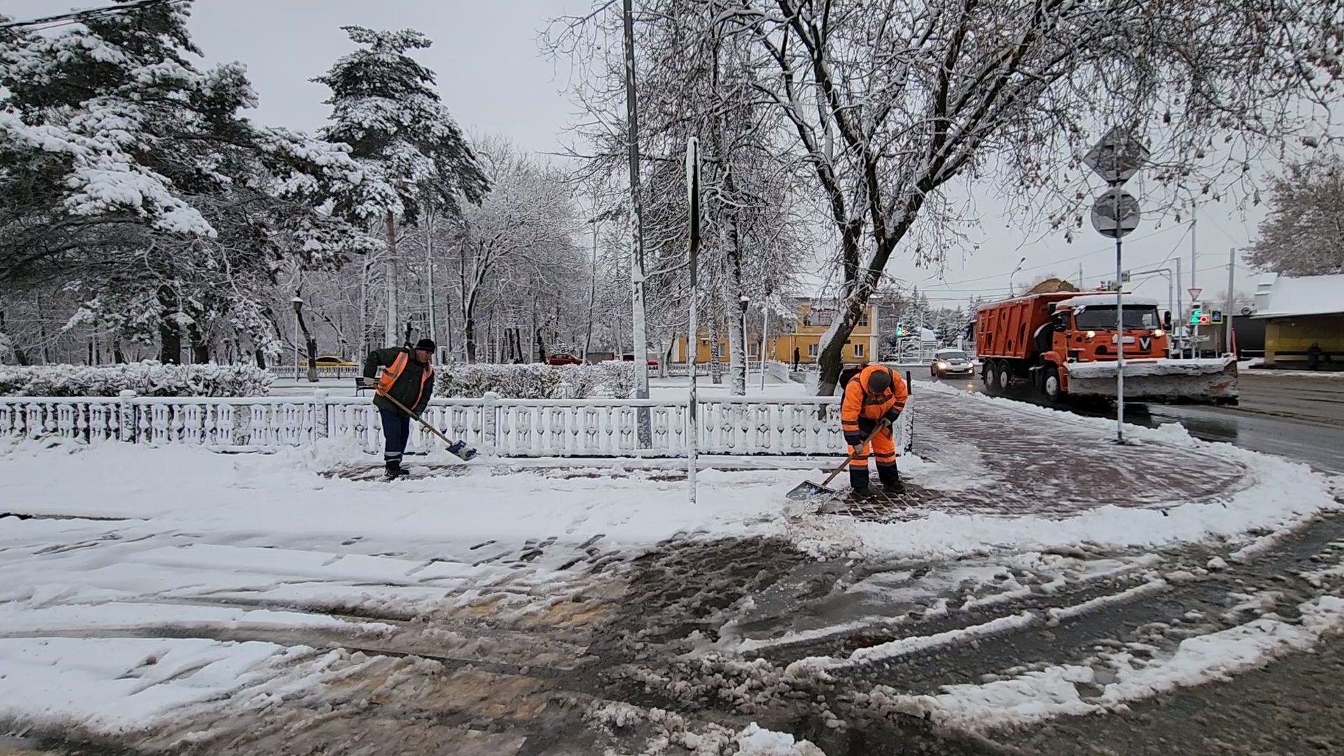 Чехов, городской округ Чехов, снегопад, уборка снега, чистка улиц, вывоз снега, дворники, уборочная техника, противогололедные материалы,Вертикалка, вертикальное видео, ЖКХ,