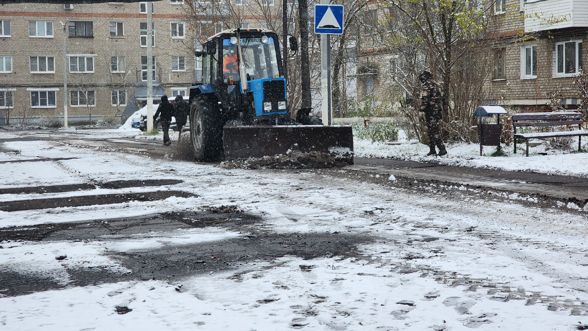 Снегопад, Рошаль, городской округ Шатура, уборка дворов, расчистка снега, вертикалкаЖКХ, коммунальная служба, коммунальная техника,