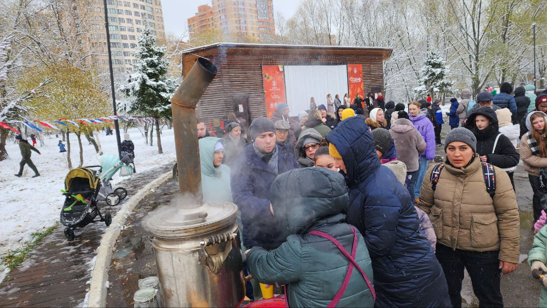 Реутов, день народно единства, Праздник в парке, вертикалки, Чаепитие, Чай из самовара, Баранки,