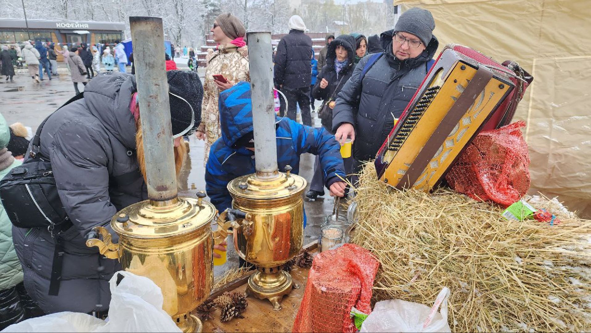 Реутов, день народно единства, Праздник в парке, вертикалки, Чаепитие, Чай из самовара, Баранки,