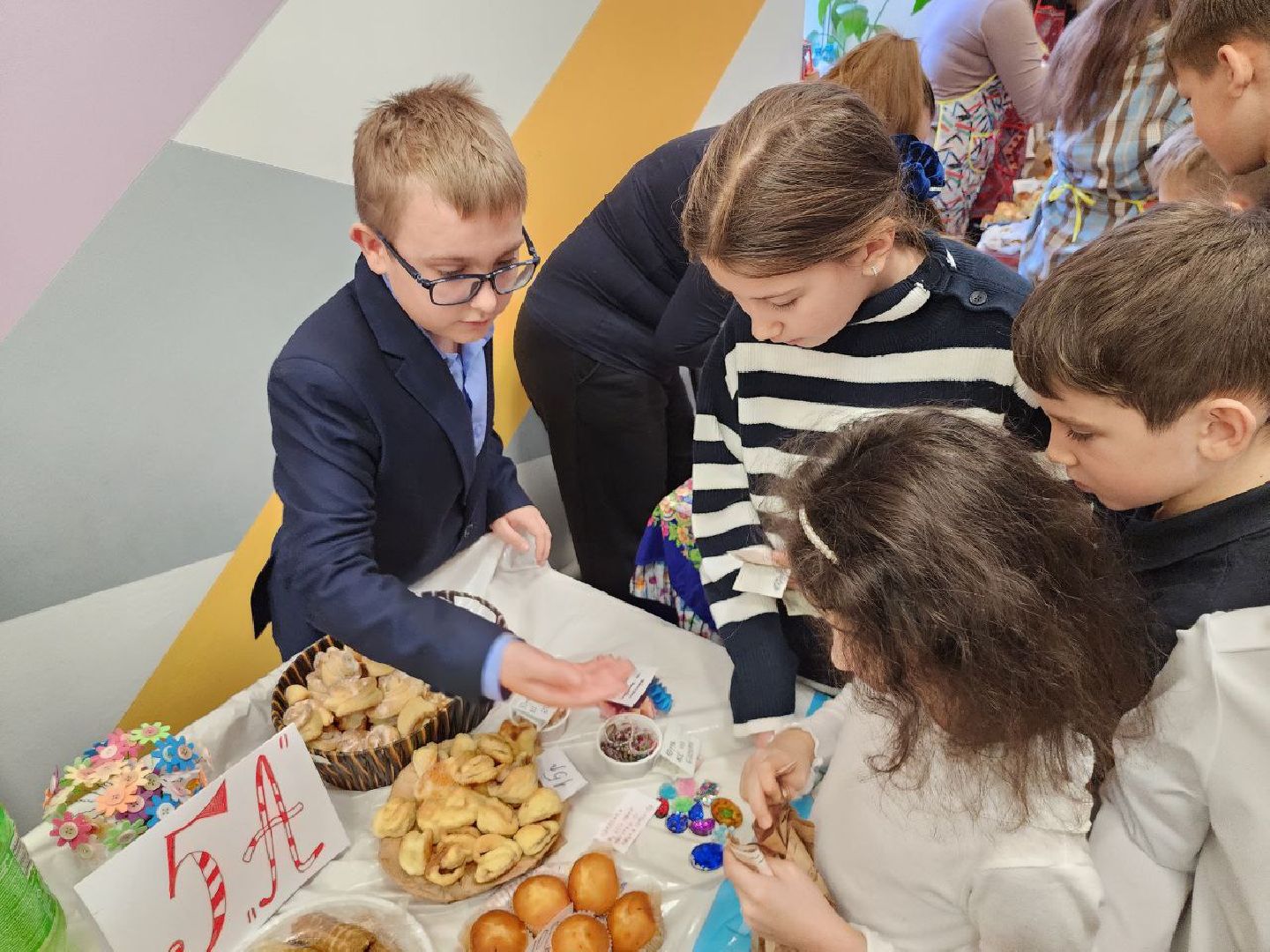 можайск, можайский городской округ, подмосковье, благотворительная ярмарка, спецоперация, школы, школьники, доброе дело, дети, вертикалки,