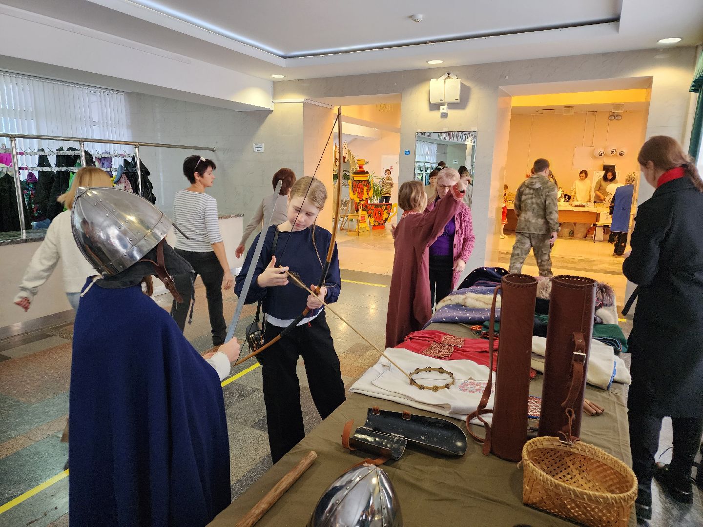 Чехов, дворец культуры Дружба, день народного единства, ярмарка, выставка, торжественное мероприятие, народные пляски, средневековое оружие, вертикалки, вертикальное видео,