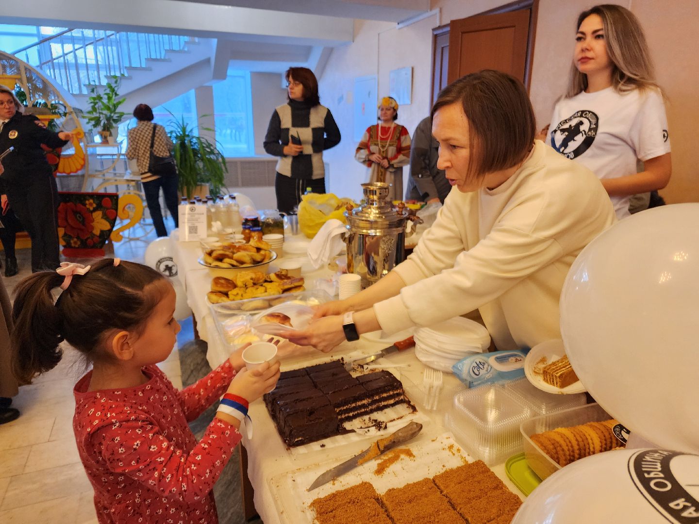 Чехов, дворец культуры Дружба, день народного единства, ярмарка, выставка, торжественное мероприятие, народные пляски, средневековое оружие, вертикалки, вертикальное видео,