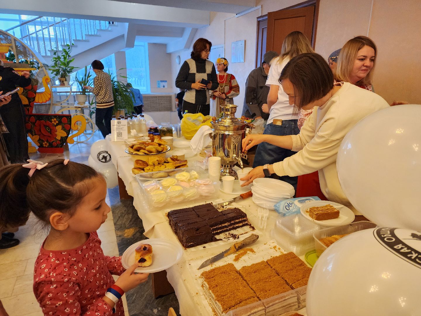 Чехов, дворец культуры Дружба, день народного единства, ярмарка, выставка, торжественное мероприятие, народные пляски, средневековое оружие, вертикалки, вертикальное видео,