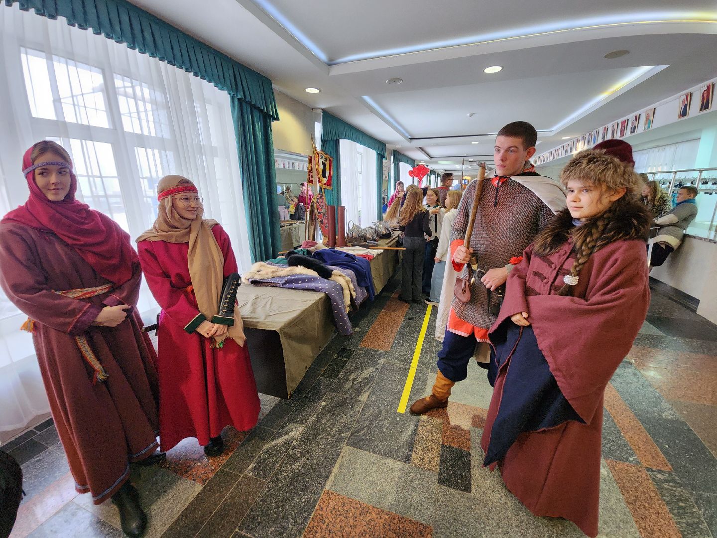 Чехов, дворец культуры Дружба, день народного единства, ярмарка, выставка, торжественное мероприятие, народные пляски, средневековое оружие, вертикалки, вертикальное видео,