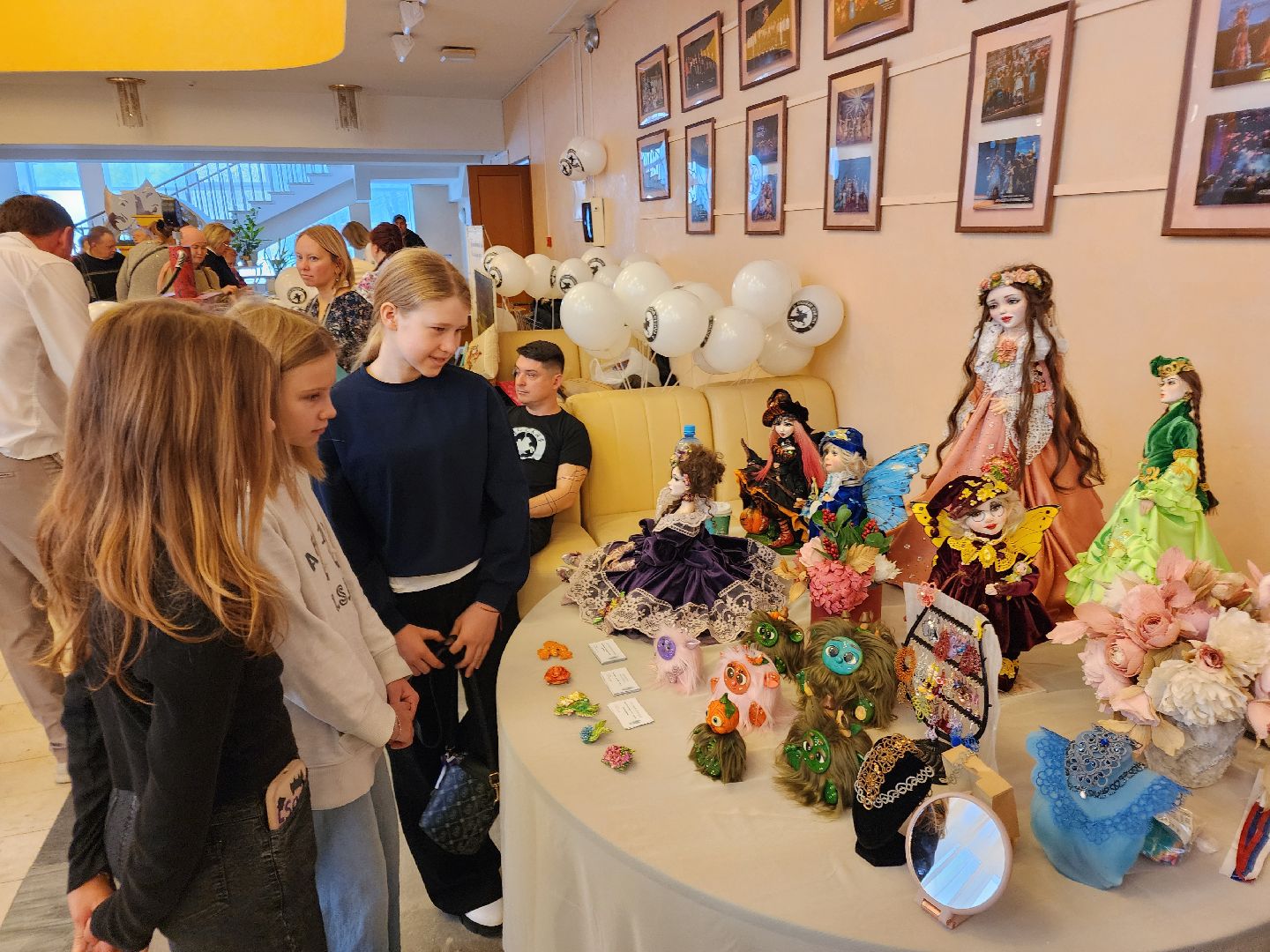 Чехов, дворец культуры Дружба, день народного единства, ярмарка, выставка, торжественное мероприятие, народные пляски, средневековое оружие, вертикалки, вертикальное видео,