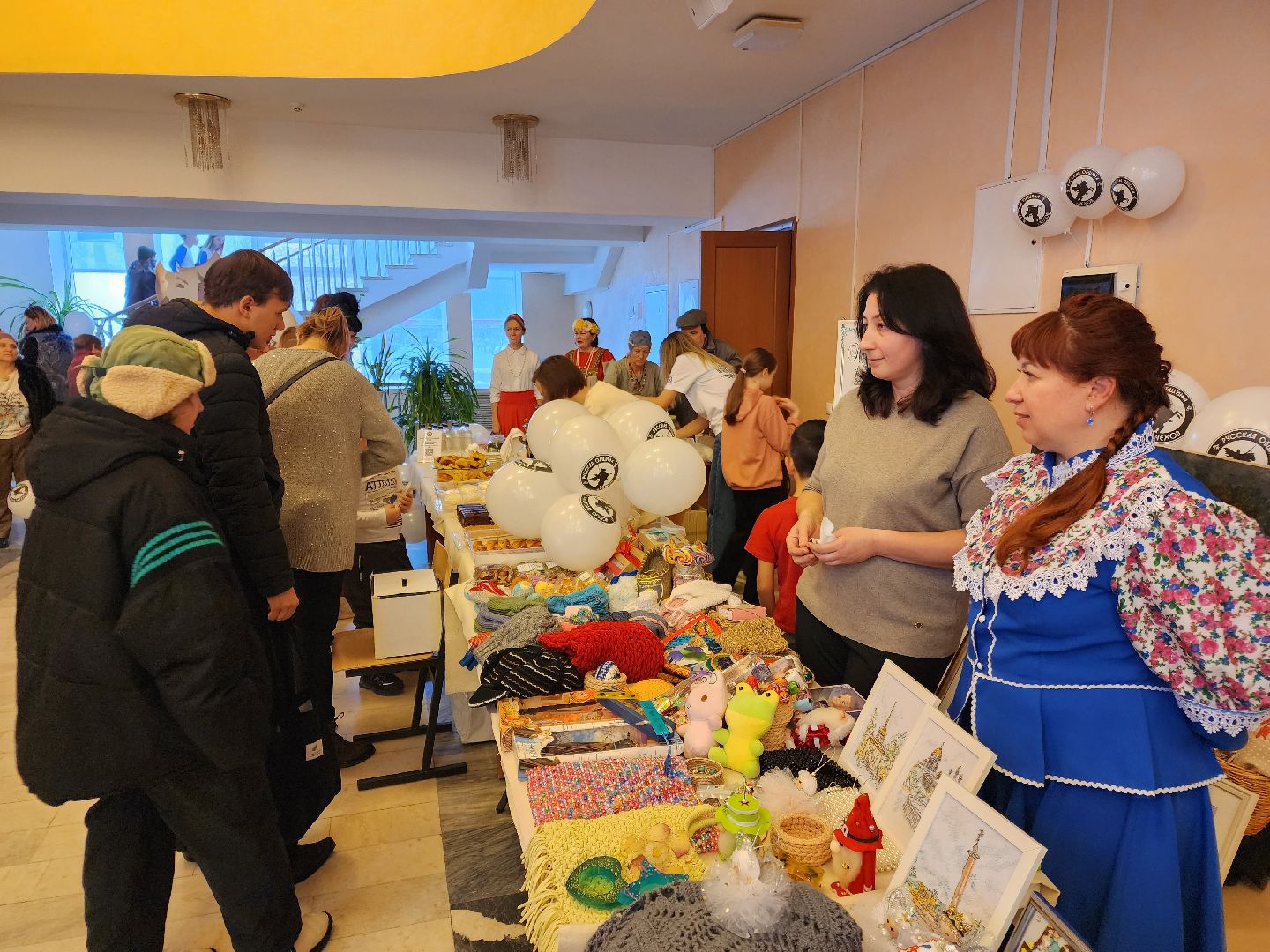 Чехов, дворец культуры Дружба, день народного единства, ярмарка, выставка, торжественное мероприятие, народные пляски, средневековое оружие, вертикалки, вертикальное видео,