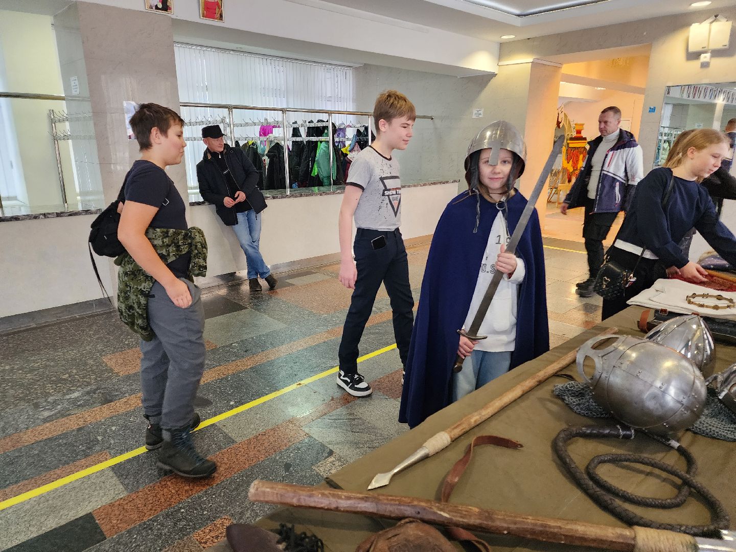 Чехов, дворец культуры Дружба, день народного единства, ярмарка, выставка, торжественное мероприятие, народные пляски, средневековое оружие, вертикалки, вертикальное видео,