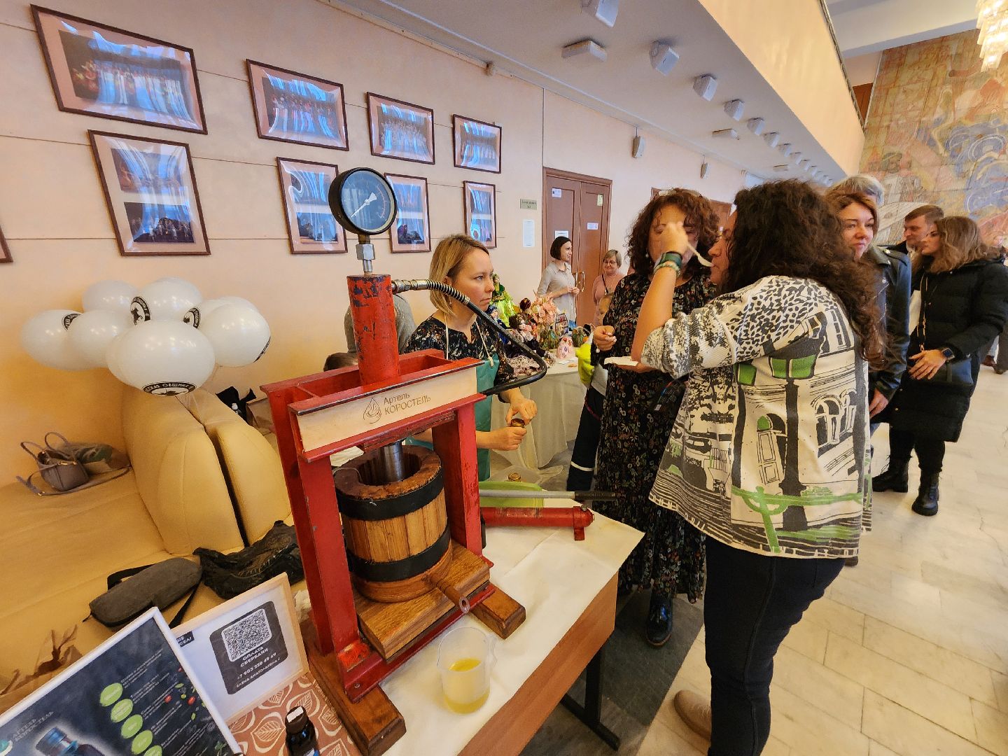 Чехов, дворец культуры Дружба, день народного единства, ярмарка, выставка, торжественное мероприятие, народные пляски, средневековое оружие, вертикалки, вертикальное видео,