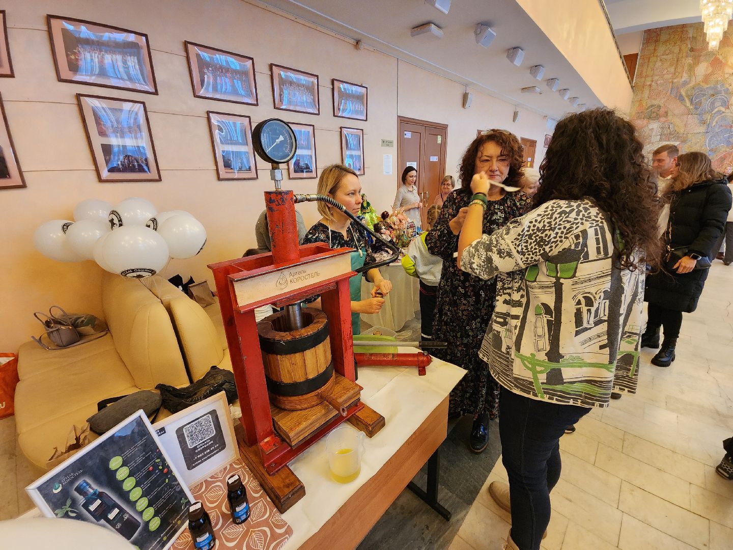 Чехов, дворец культуры Дружба, день народного единства, ярмарка, выставка, торжественное мероприятие, народные пляски, средневековое оружие, вертикалки, вертикальное видео,