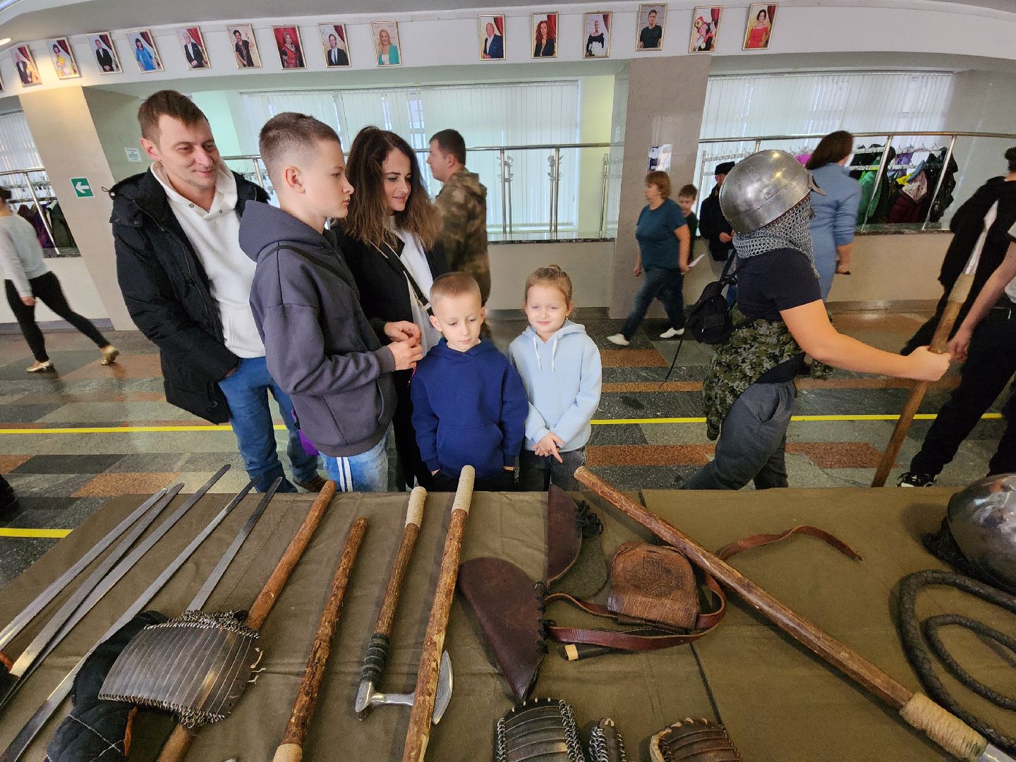 Чехов, дворец культуры Дружба, день народного единства, ярмарка, выставка, торжественное мероприятие, народные пляски, средневековое оружие, вертикалки, вертикальное видео,