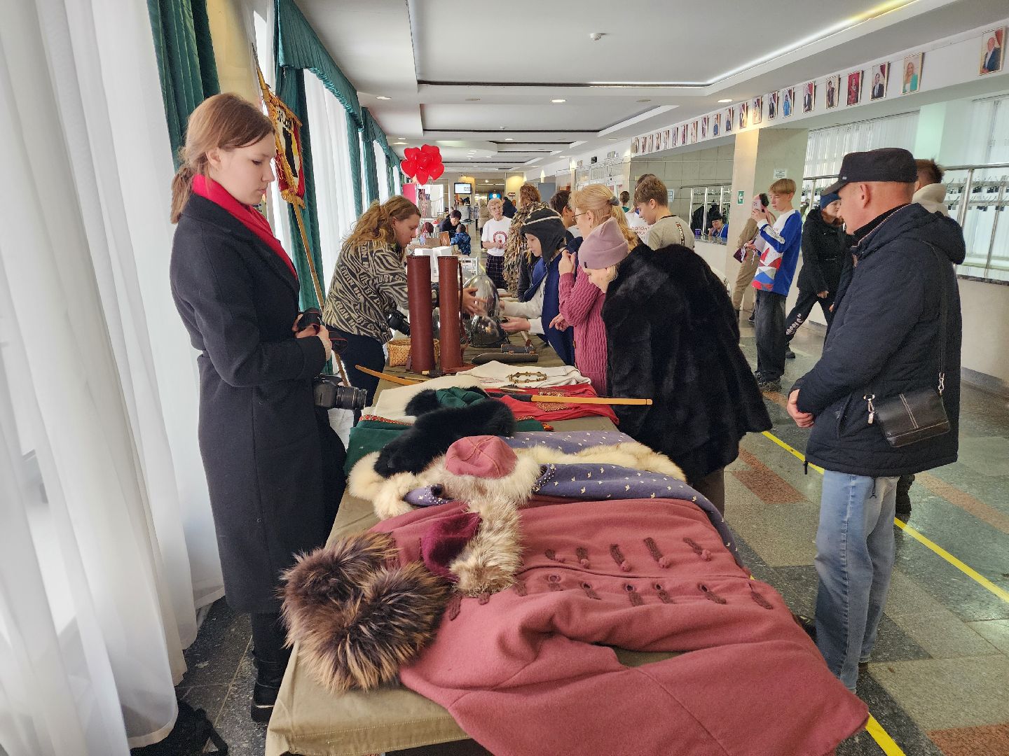 Чехов, дворец культуры Дружба, день народного единства, ярмарка, выставка, торжественное мероприятие, народные пляски, средневековое оружие, вертикалки, вертикальное видео,