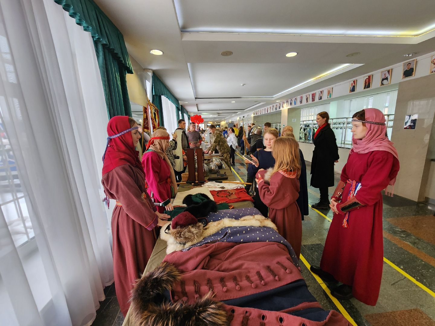 Чехов, дворец культуры Дружба, день народного единства, ярмарка, выставка, торжественное мероприятие, народные пляски, средневековое оружие, вертикалки, вертикальное видео,