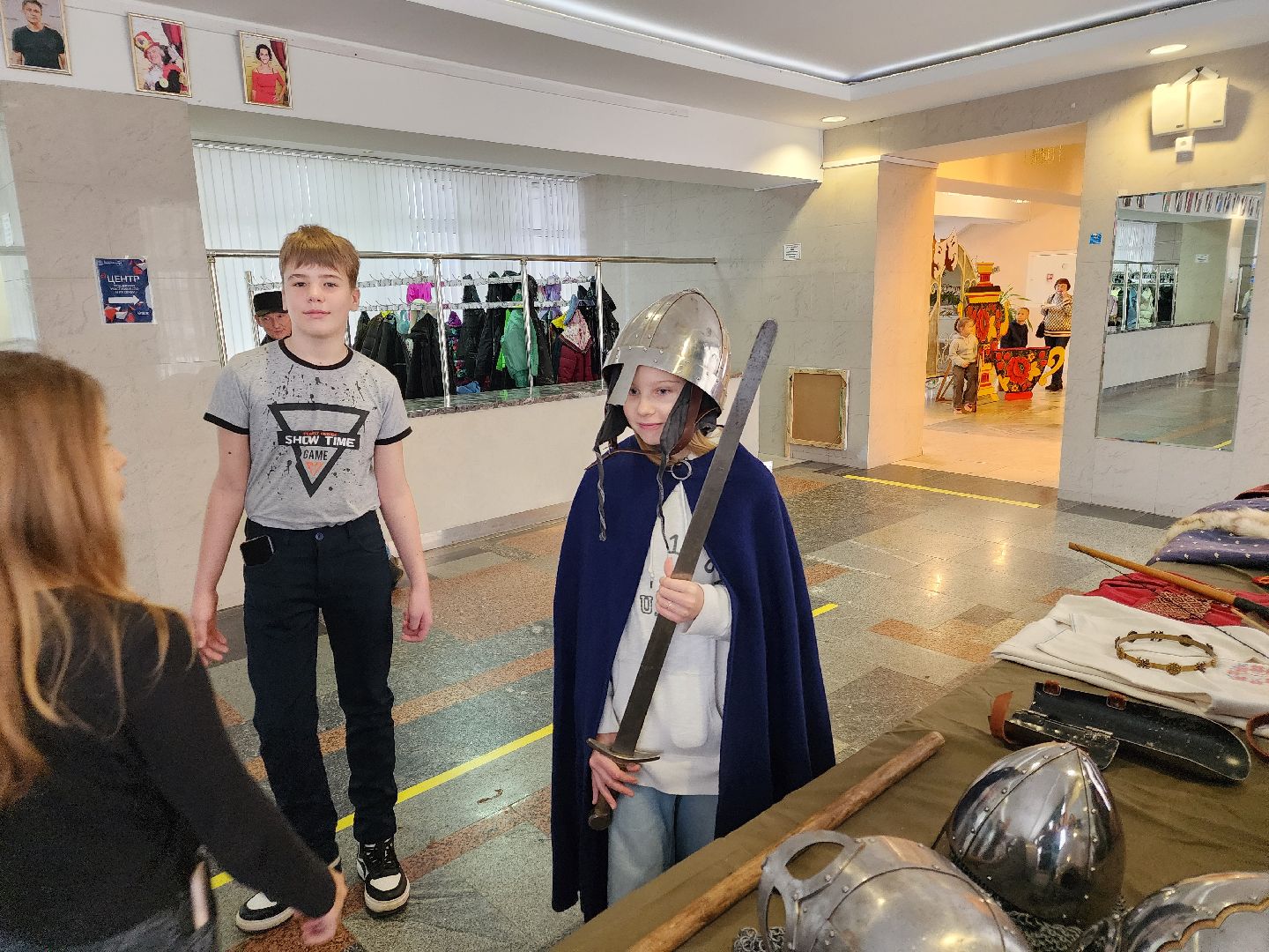 Чехов, дворец культуры Дружба, день народного единства, ярмарка, выставка, торжественное мероприятие, народные пляски, средневековое оружие, вертикалки, вертикальное видео,