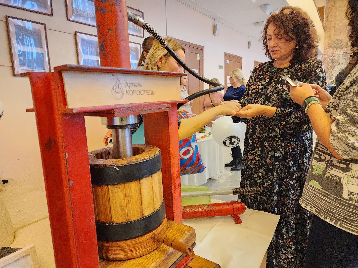 Чехов, дворец культуры Дружба, день народного единства, ярмарка, выставка, торжественное мероприятие, народные пляски, средневековое оружие, вертикалки, вертикальное видео,