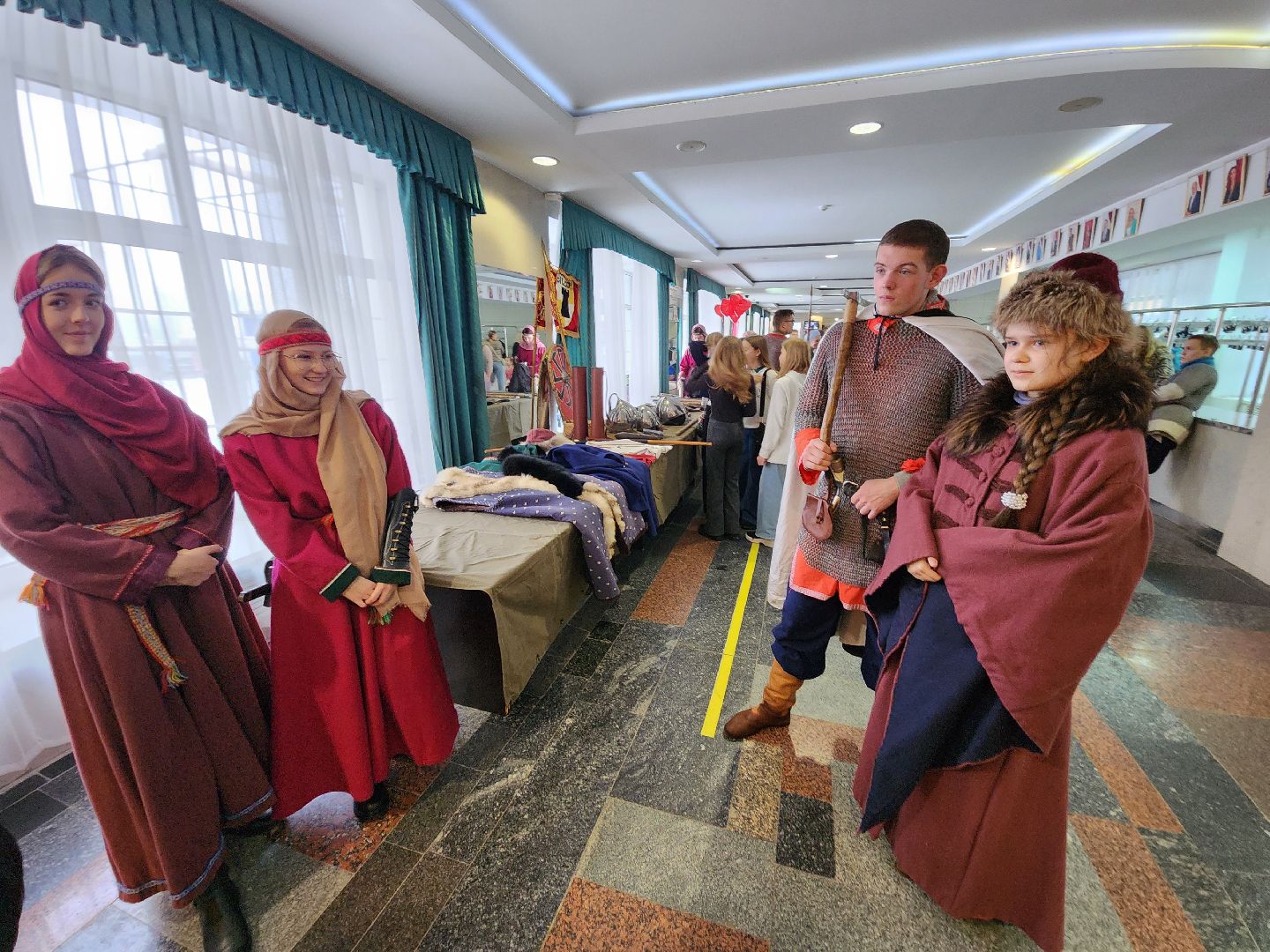 Чехов, дворец культуры Дружба, день народного единства, ярмарка, выставка, торжественное мероприятие, народные пляски, средневековое оружие, вертикалки, вертикальное видео,