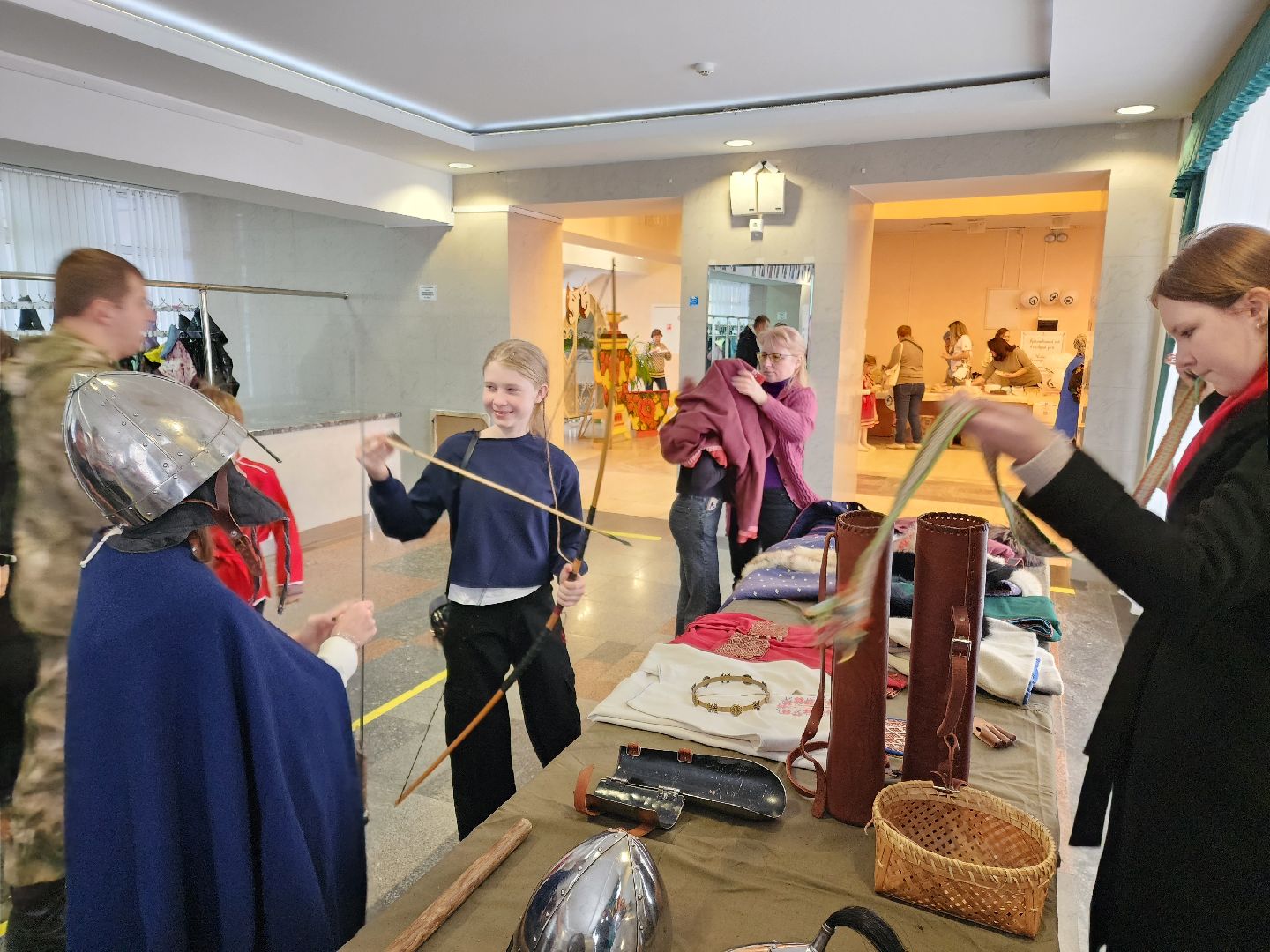 Чехов, дворец культуры Дружба, день народного единства, ярмарка, выставка, торжественное мероприятие, народные пляски, средневековое оружие, вертикалки, вертикальное видео,