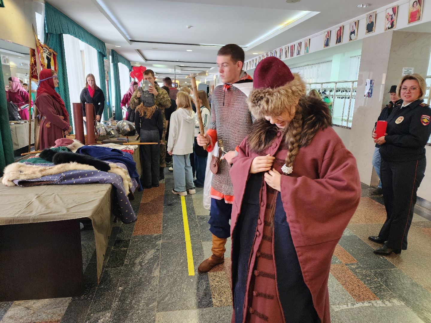 Чехов, дворец культуры Дружба, день народного единства, ярмарка, выставка, торжественное мероприятие, народные пляски, средневековое оружие, вертикалки, вертикальное видео,