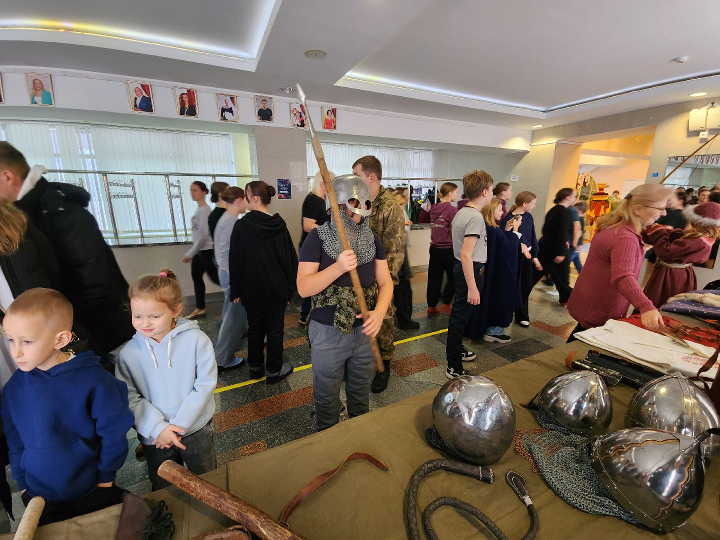 Чехов, дворец культуры Дружба, день народного единства, ярмарка, выставка, торжественное мероприятие, народные пляски, средневековое оружие, вертикалки, вертикальное видео,