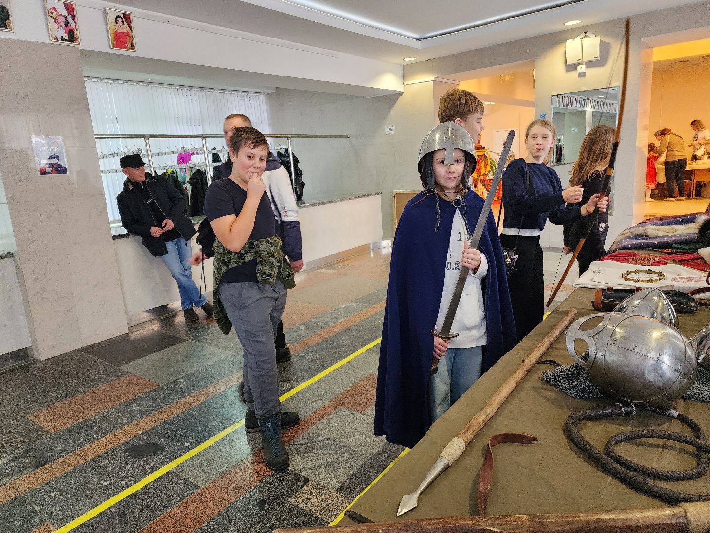 Чехов, дворец культуры Дружба, день народного единства, ярмарка, выставка, торжественное мероприятие, народные пляски, средневековое оружие, вертикалки, вертикальное видео,