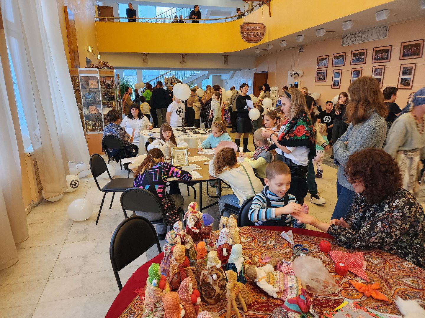 Чехов, дворец культуры дружба, день народного единства, мастер-классы, каллиграфия, тряпичные куклы, фланкировка шашками, сыродавленное масло, народные забавы, средневековое оружие, выставка, ярмарка,вертикалки, вертикальное видео,