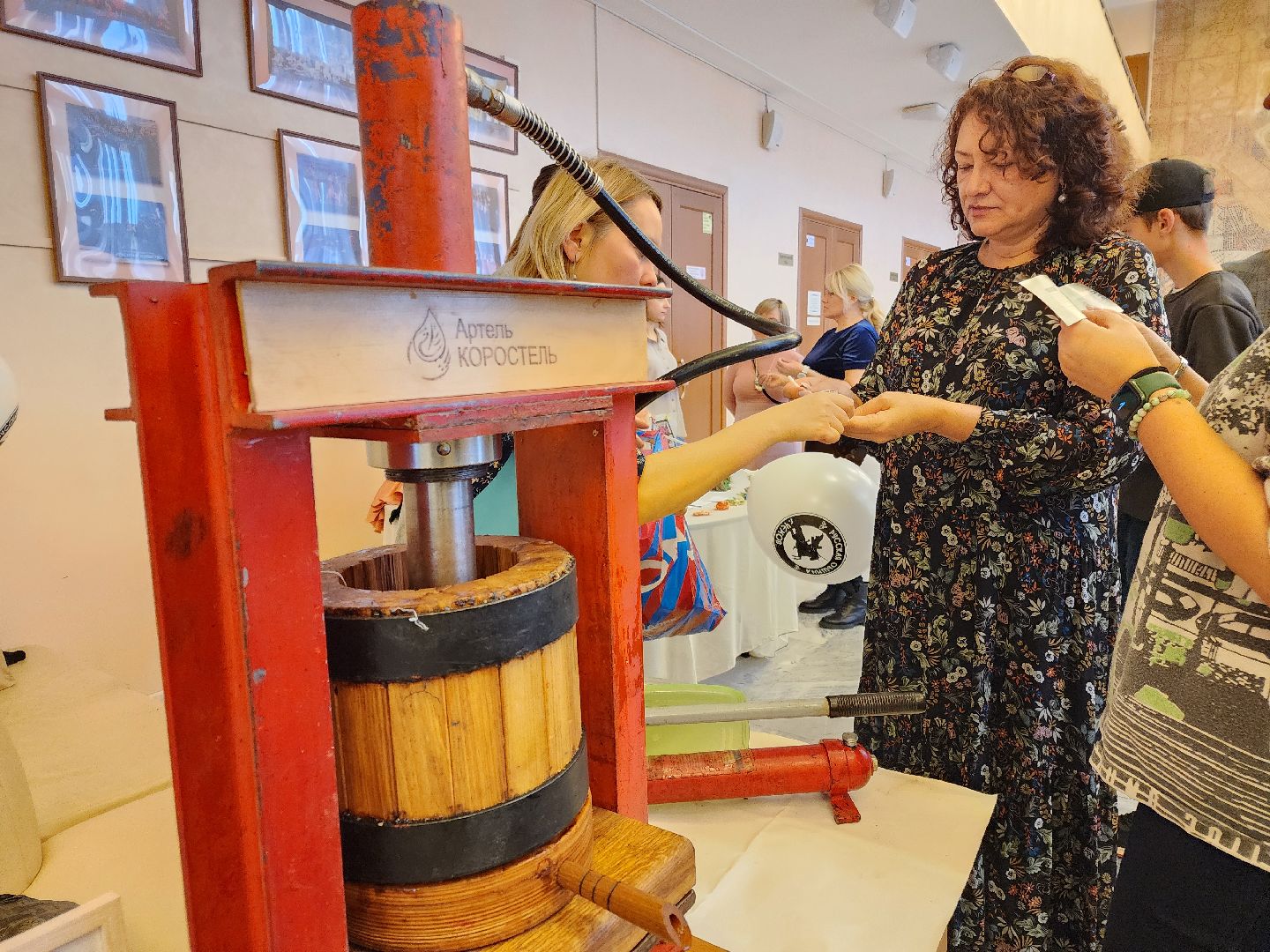 Чехов, дворец культуры дружба, день народного единства, мастер-классы, каллиграфия, тряпичные куклы, фланкировка шашками, сыродавленное масло, народные забавы, средневековое оружие, выставка, ярмарка,вертикалки, вертикальное видео,