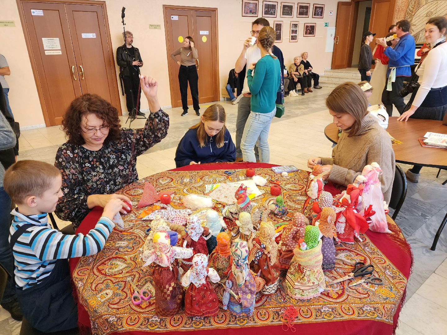 Чехов, дворец культуры дружба, день народного единства, мастер-классы, каллиграфия, тряпичные куклы, фланкировка шашками, сыродавленное масло, народные забавы, средневековое оружие, выставка, ярмарка,вертикалки, вертикальное видео,