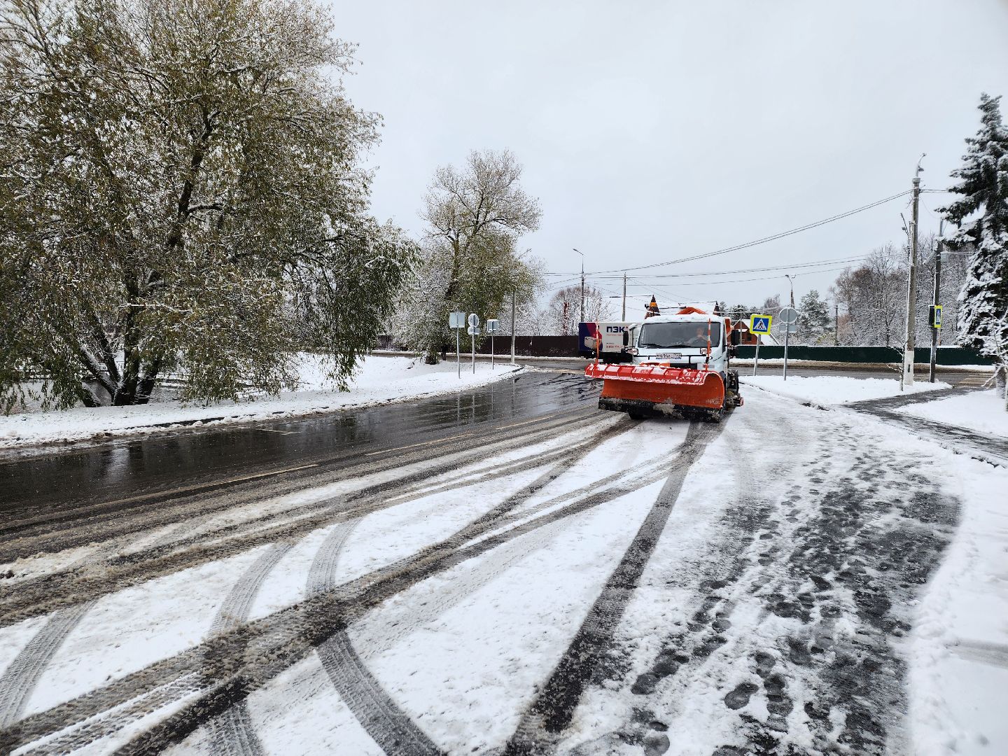 Чехов, снегопад, уборка снега, уборочная техника, уборочная кампания, очистка проездов и проходов, противогололедные материалы, дворники, спецтехника, подготовка к зимнему периоду, вертикалка, вертикальное видео,