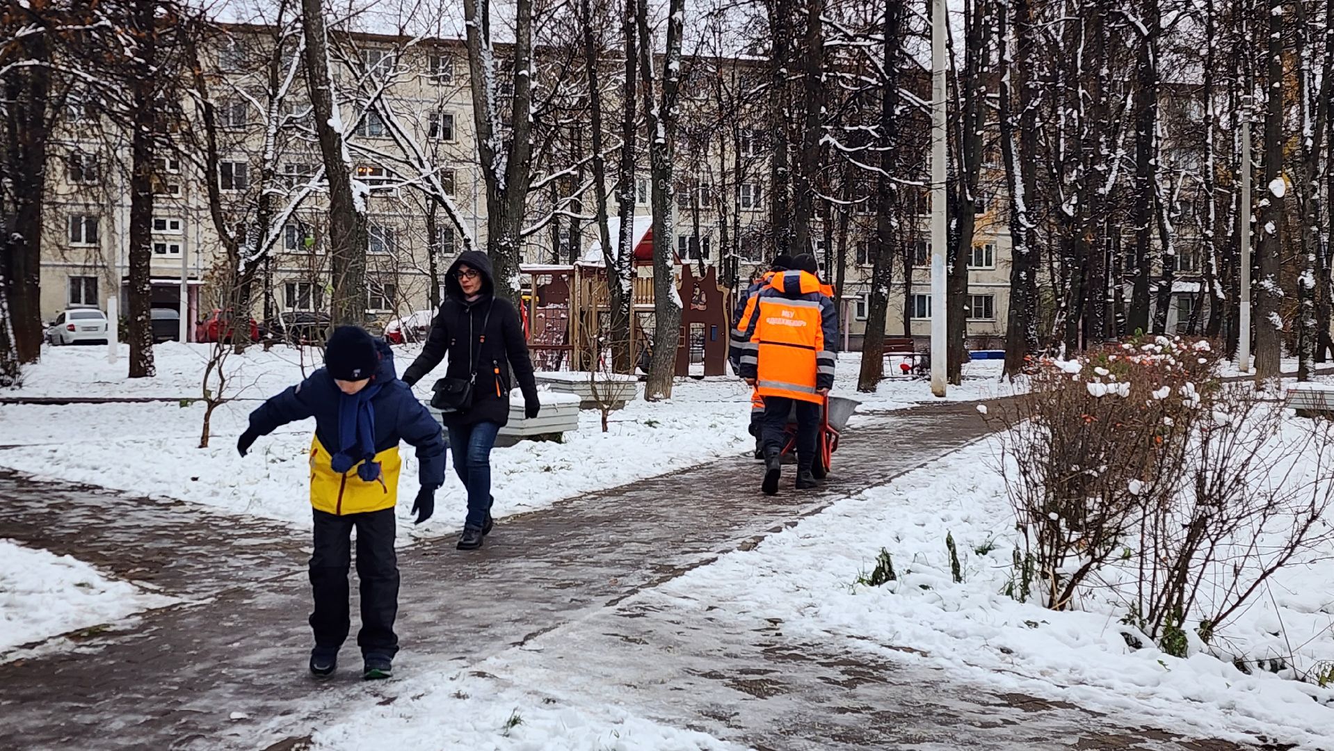 тротуар, гололед, реагенты, безопасность пешеходов, вертикалка,