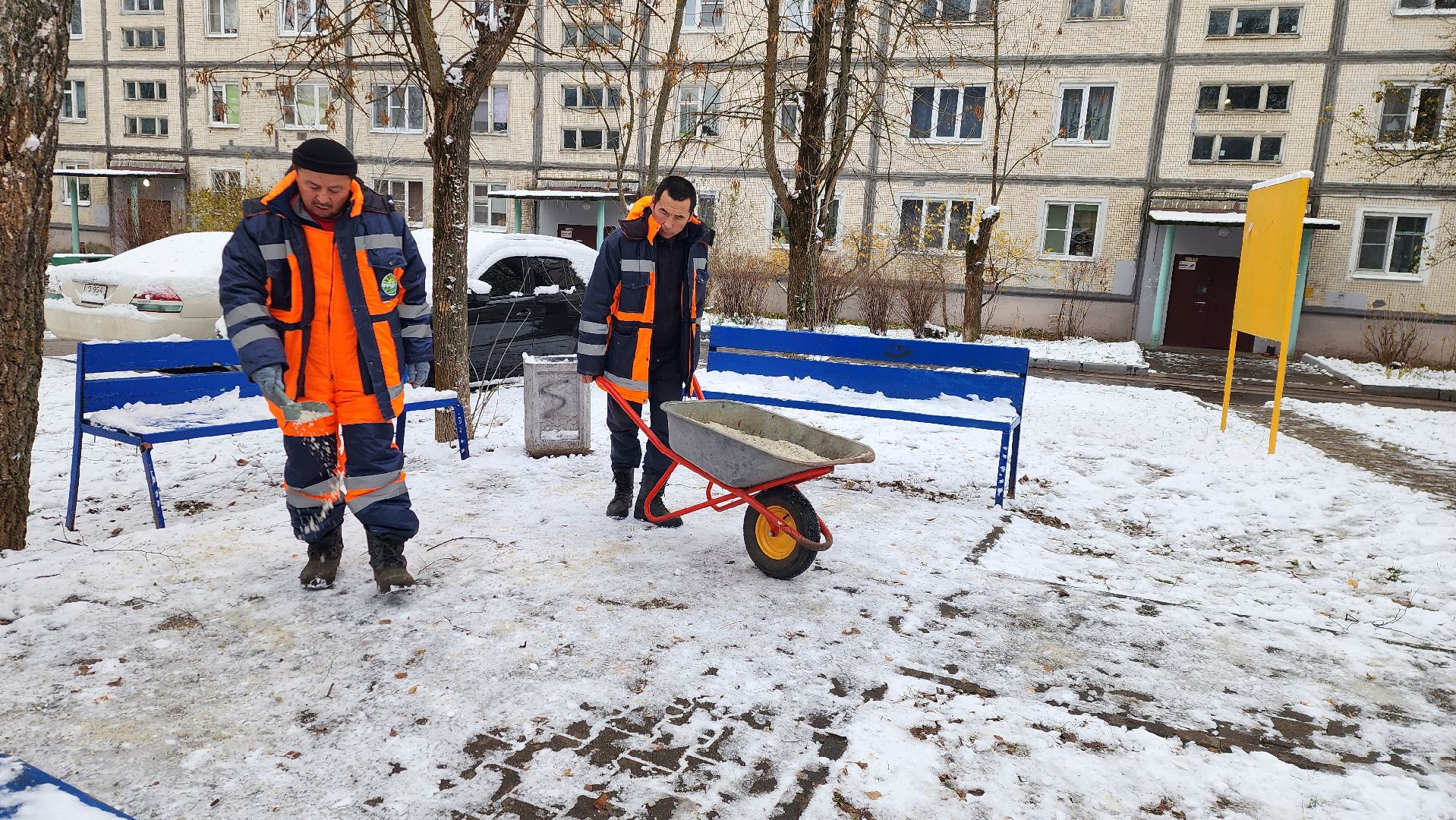 тротуар, гололед, реагенты, безопасность пешеходов, вертикалка,