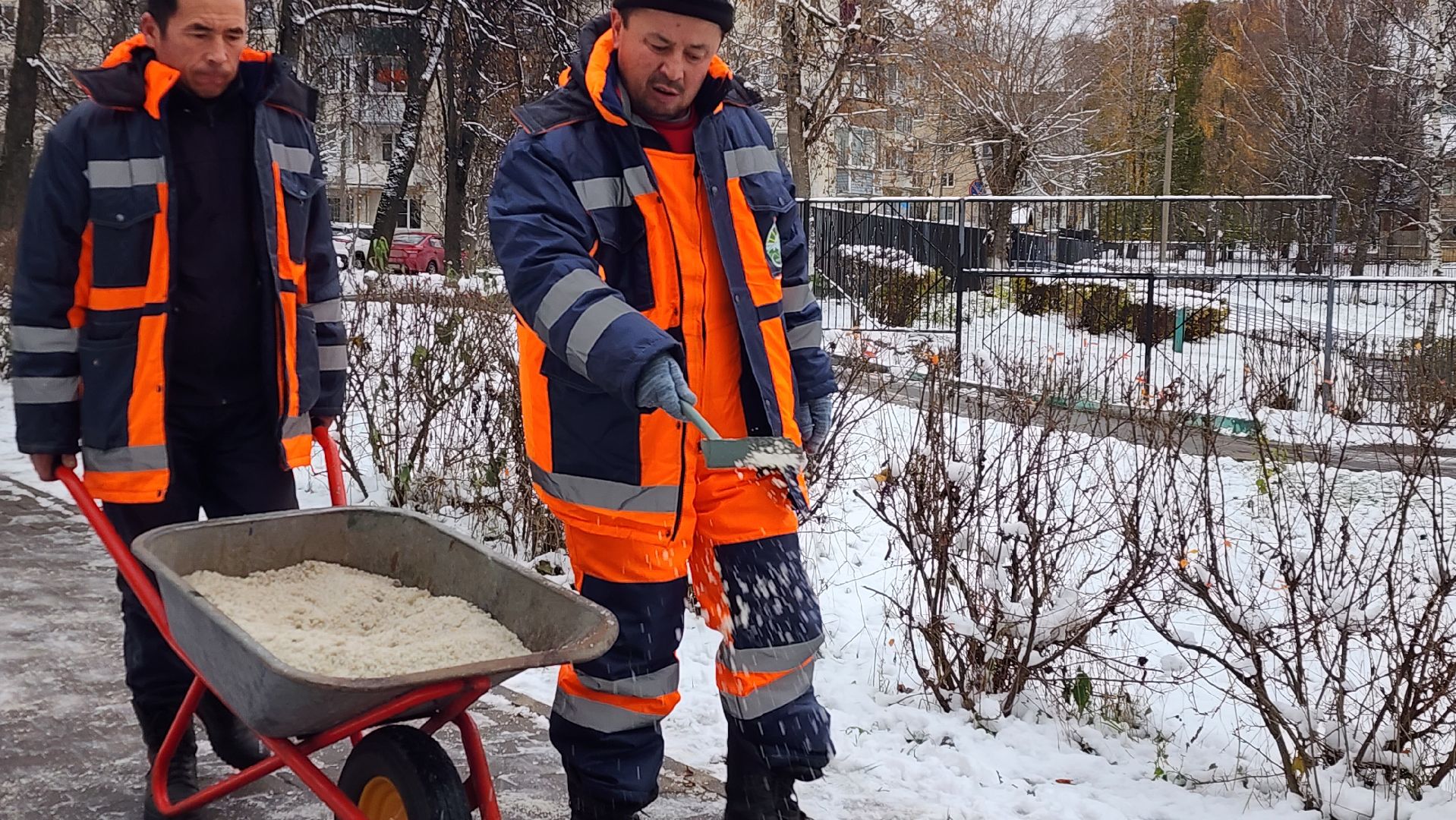 тротуар, гололед, реагенты, безопасность пешеходов, вертикалка,