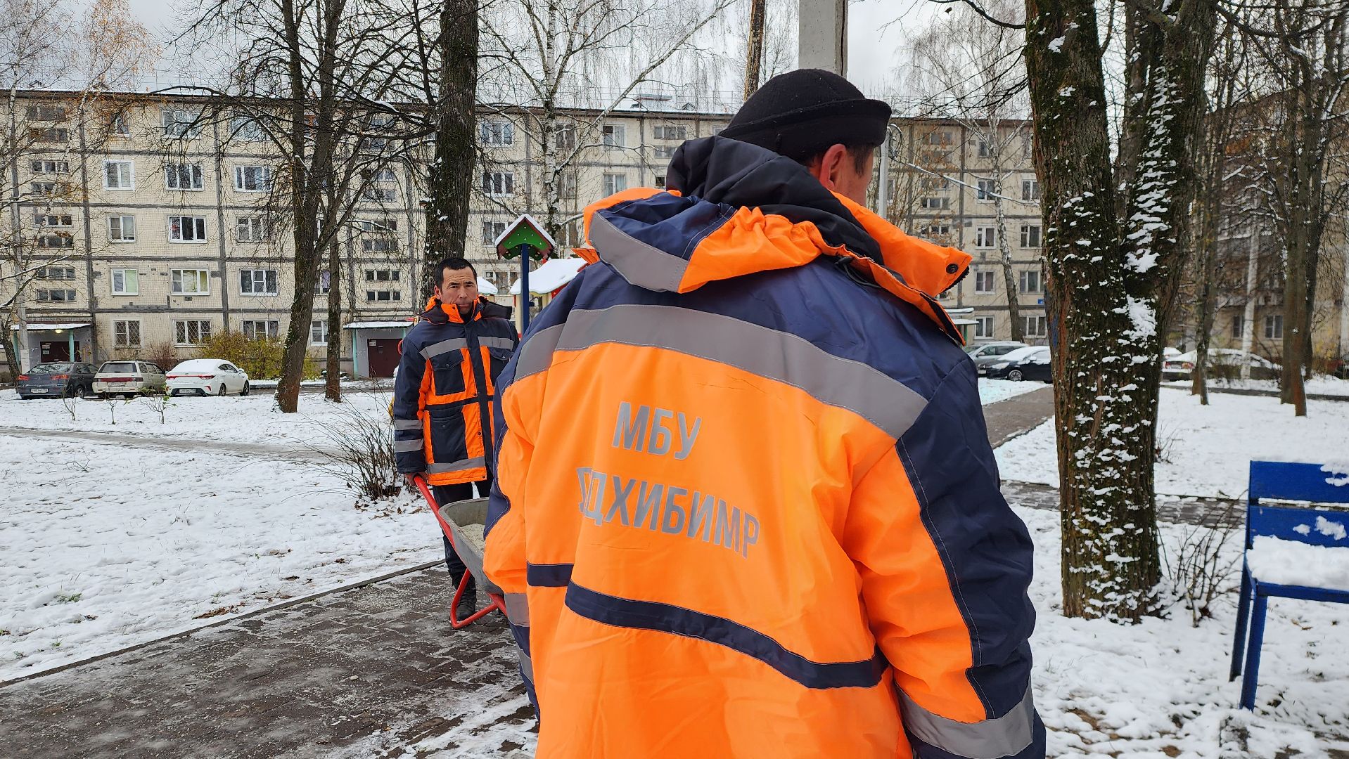 тротуар, гололед, реагенты, безопасность пешеходов, вертикалка,