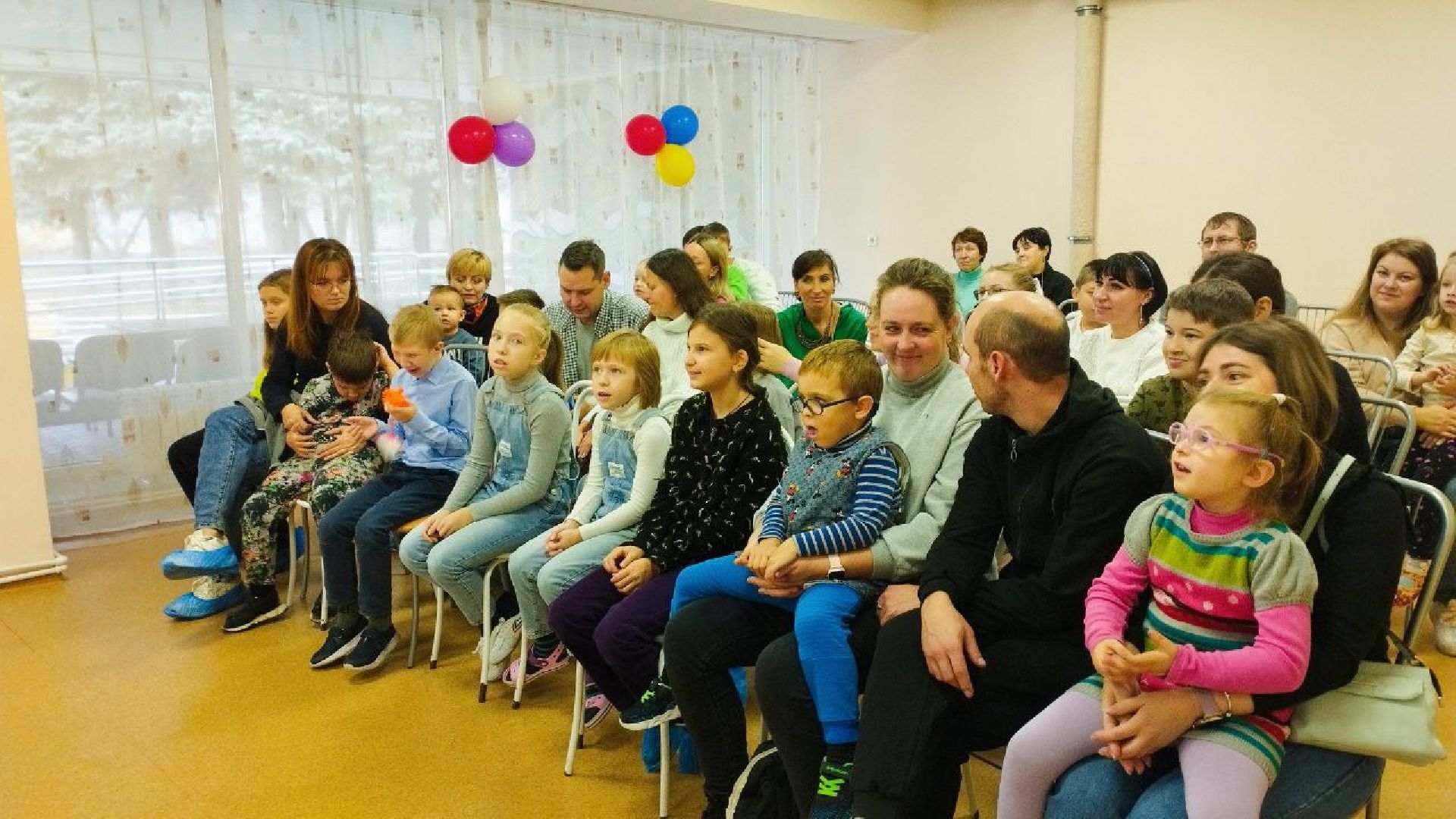 вертикалка, дети, кукольный спекаткль, дружба, центр социального обслуживания, подарки, волонтеры,