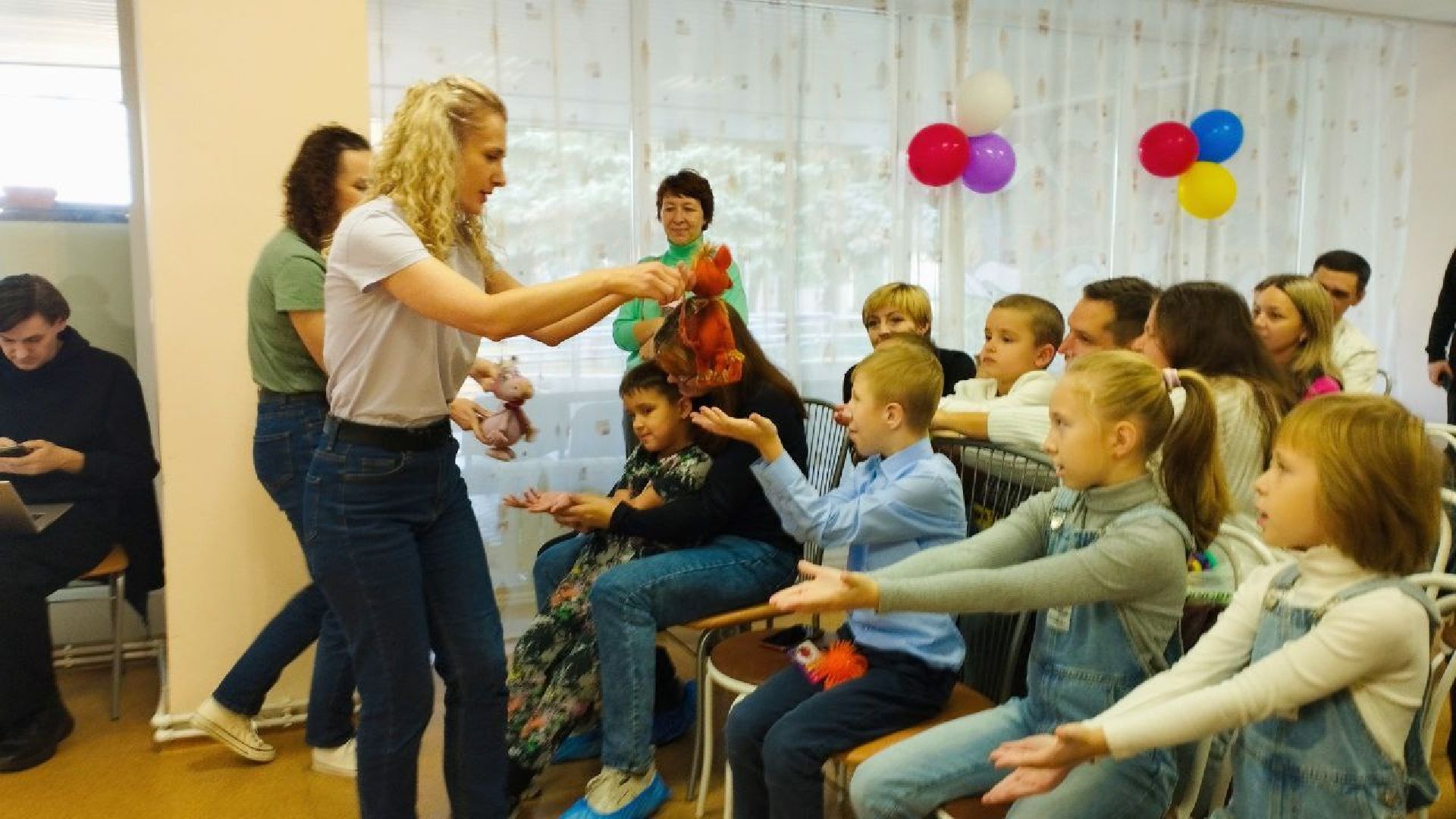 вертикалка, дети, кукольный спекаткль, дружба, центр социального обслуживания, подарки, волонтеры,