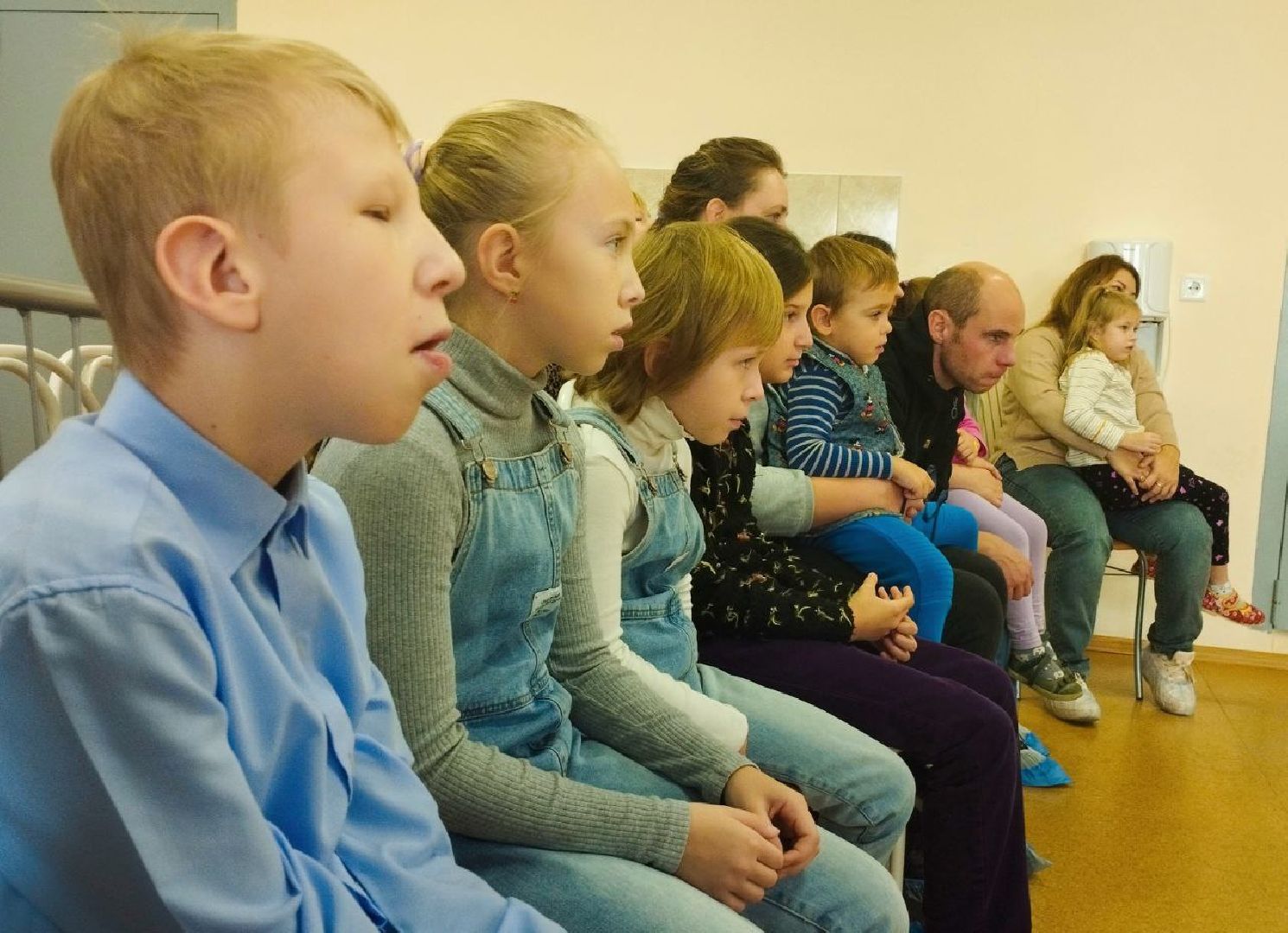 вертикалка, дети, кукольный спекаткль, дружба, центр социального обслуживания, подарки, волонтеры,