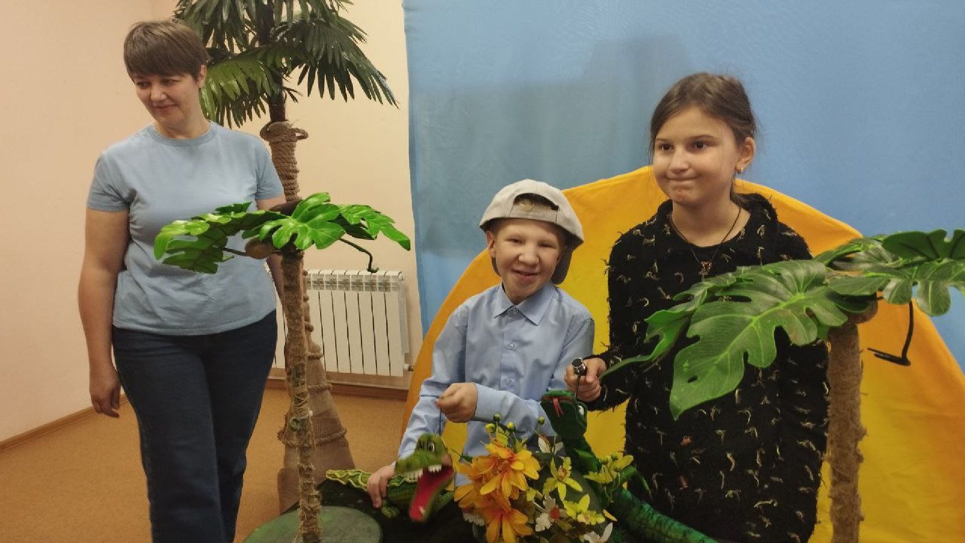 вертикалка, дети, кукольный спекаткль, дружба, центр социального обслуживания, подарки, волонтеры,