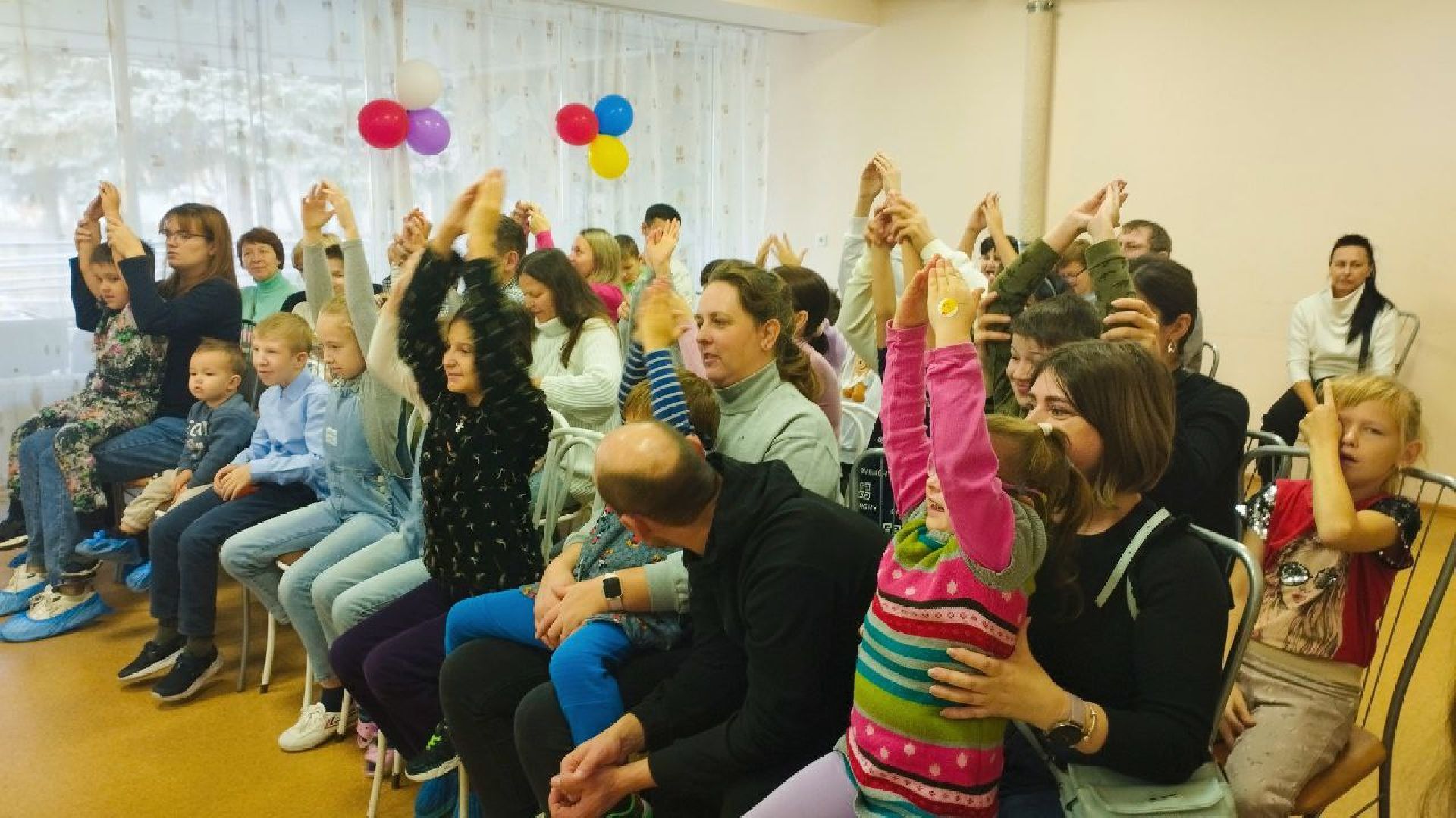 вертикалка, дети, кукольный спекаткль, дружба, центр социального обслуживания, подарки, волонтеры,