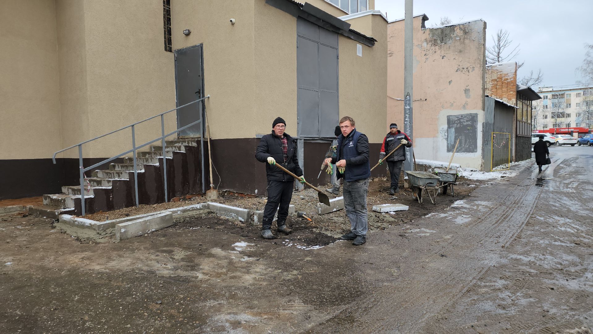 пушкино, отмостка дома, асфальтовое покрытие, капремонт, стоянка, вертикалка, рабочие, благоустройство,