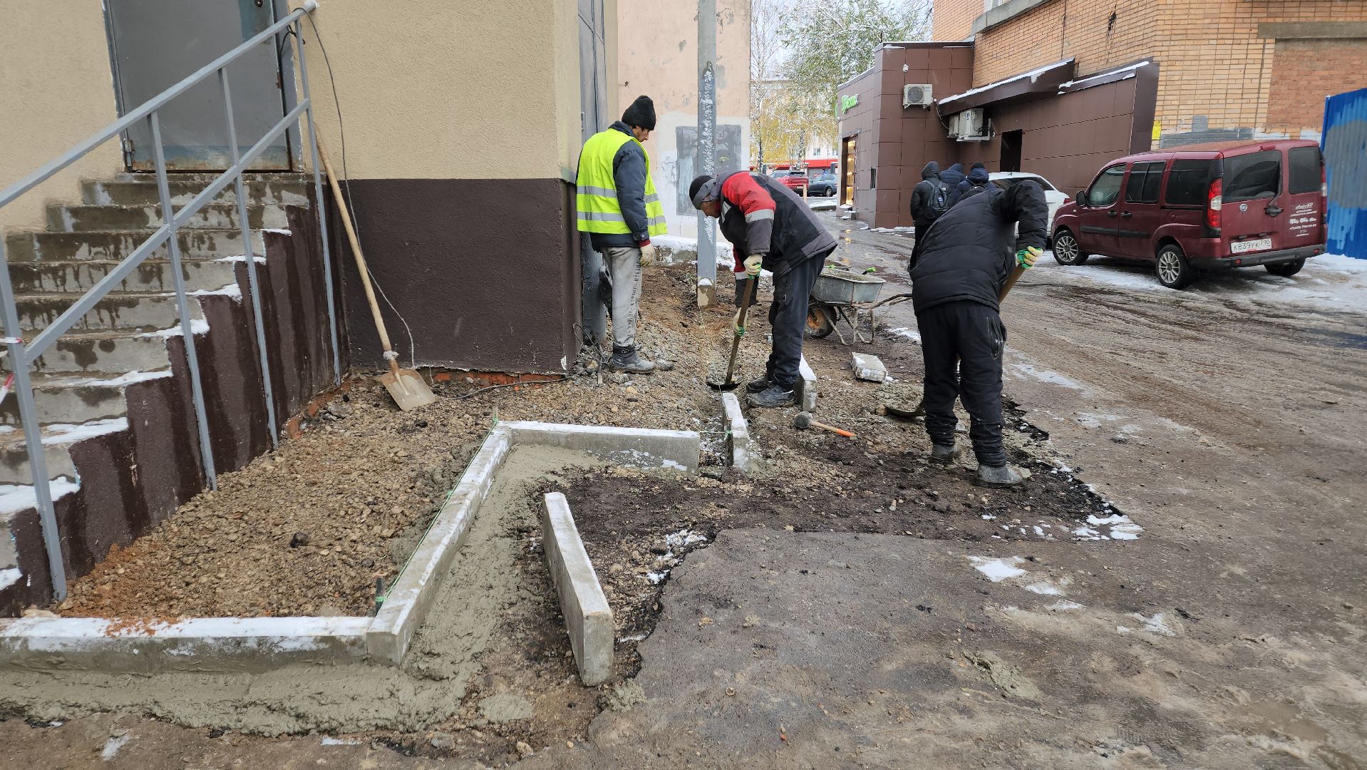 пушкино, отмостка дома, асфальтовое покрытие, капремонт, стоянка, вертикалка, рабочие, благоустройство,