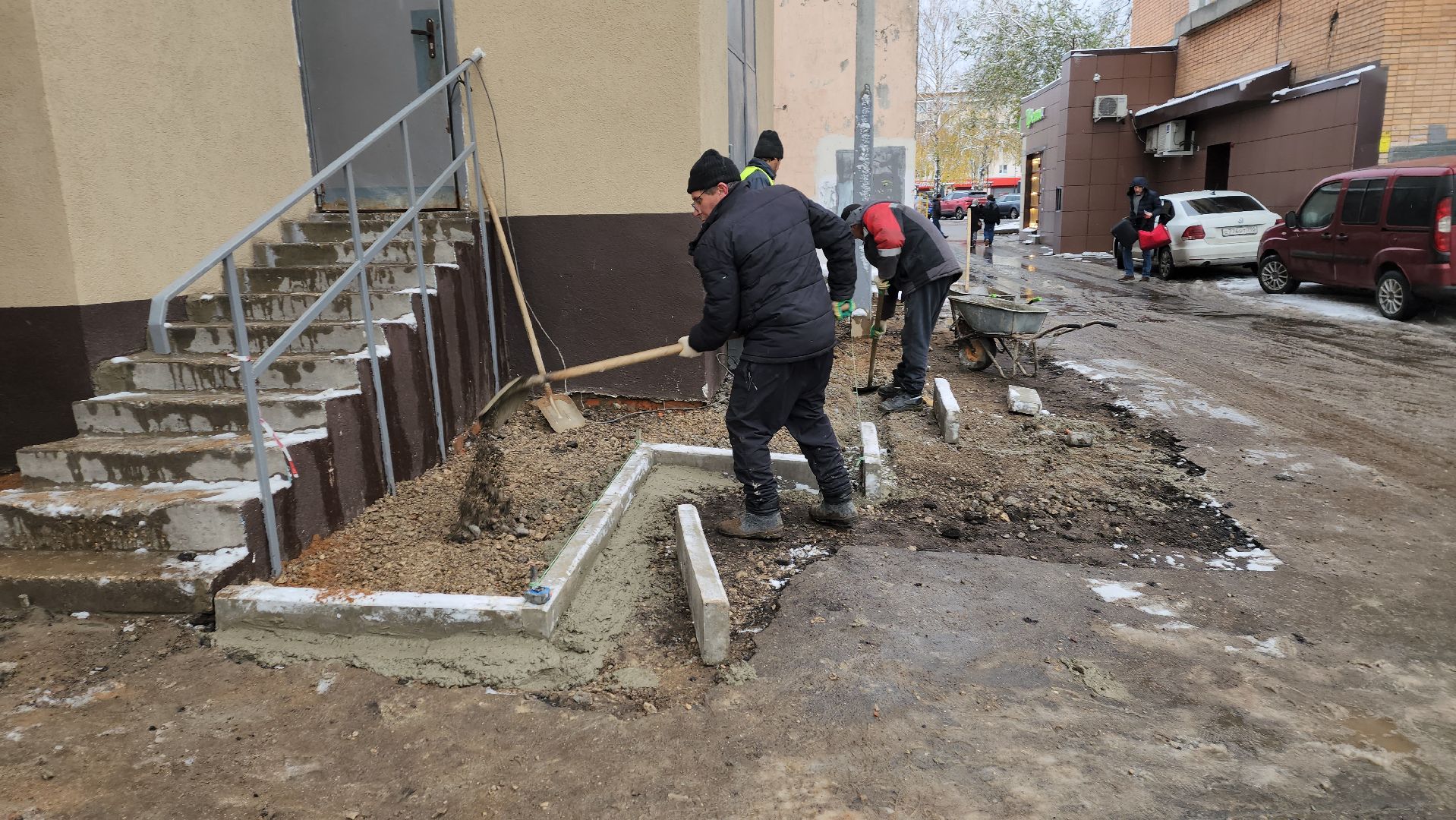 пушкино, отмостка дома, асфальтовое покрытие, капремонт, стоянка, вертикалка, рабочие, благоустройство,